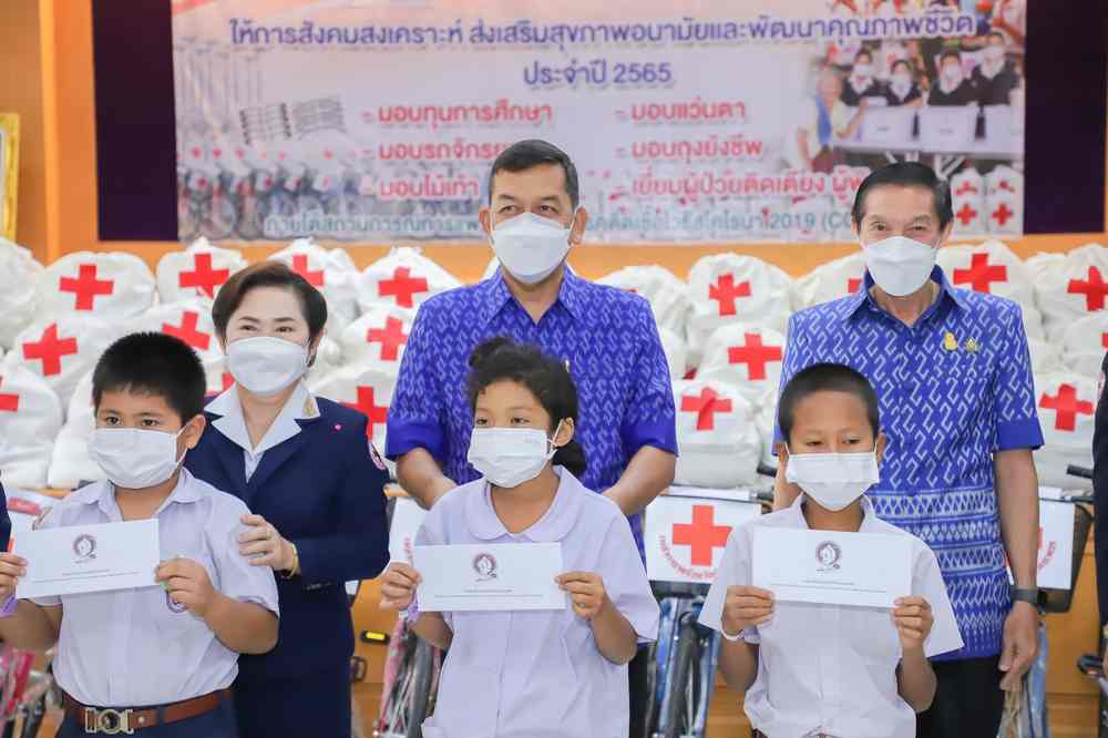 พช.ร่วมมอบสิ่งของพระราชทานของมูลนิธิราชประชานุเคราะห์และมอบทุนของกองทุนพัฒนาเด็กชนบทในพระราชูปถัมป์ฯ ในพื้นที่ อ.ขาณุวรลักษบุรี อ.บึงสามัคคี