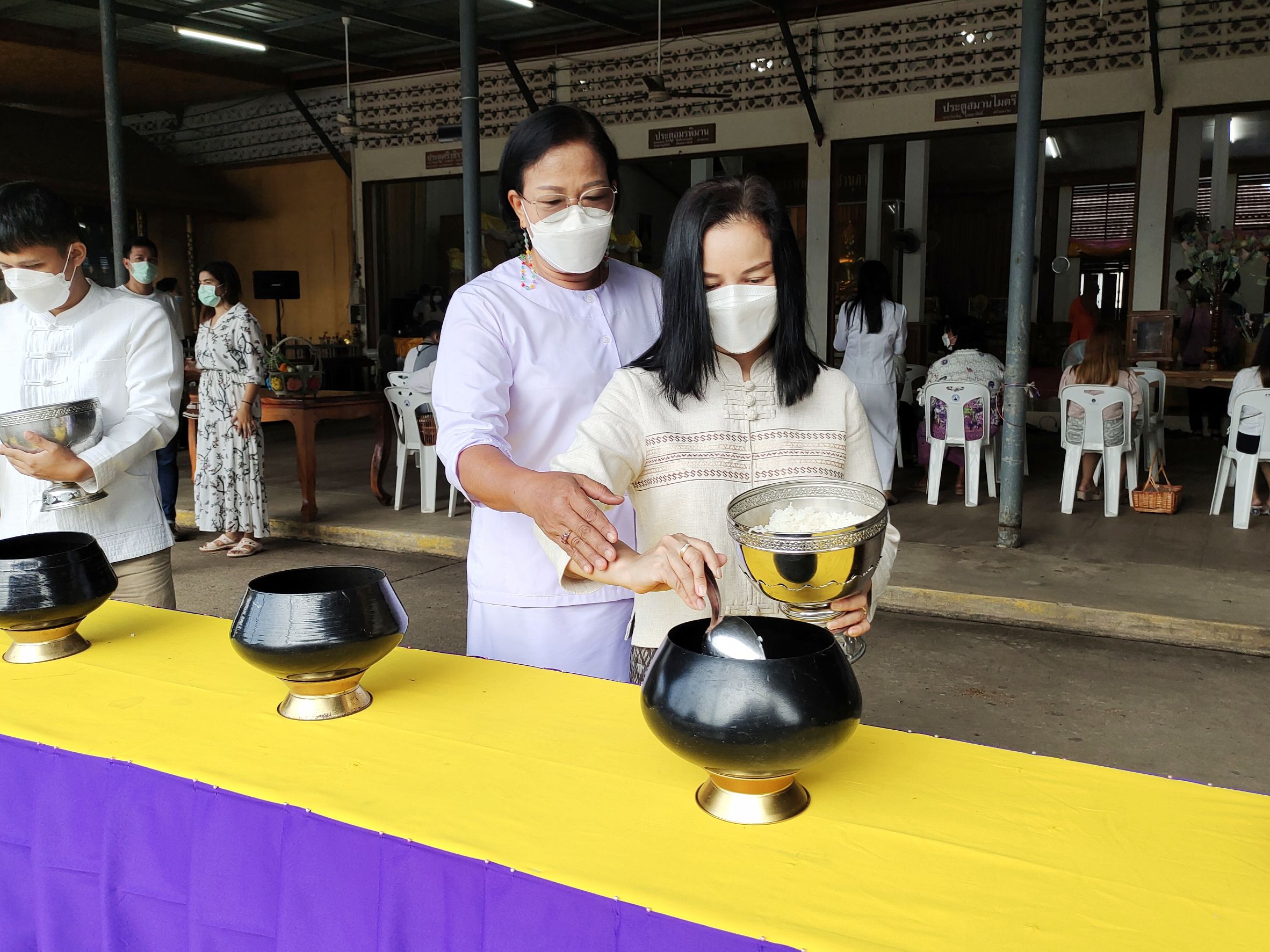 พช.กำแพงเพชร ร่วมทำบุญตักบาตร เนื่องในวันวิสาขบูชา และร่วมทำบุญถวายสลากภัตร เพื่อสืบสานขนบธรรมเนียมประเพณี และส่งเสริมให้ประชาชนร่วมกิจกรรมเผยแผ่พระพุทธศาสนา ถวายเป็นพุทธบูชา