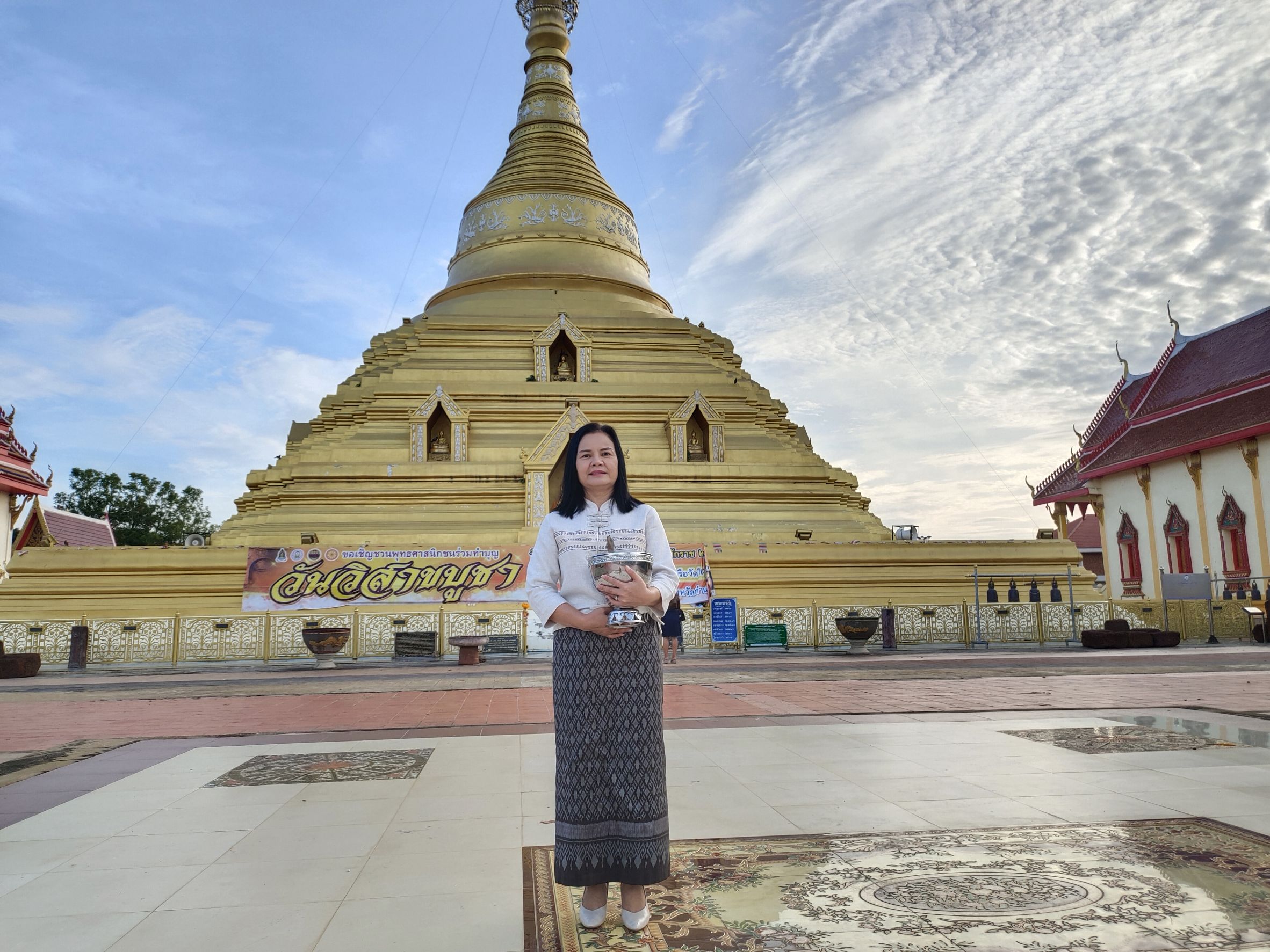 พช.กำแพงเพชร ร่วมทำบุญตักบาตร เนื่องในวันวิสาขบูชา และร่วมทำบุญถวายสลากภัตร เพื่อสืบสานขนบธรรมเนียมประเพณี และส่งเสริมให้ประชาชนร่วมกิจกรรมเผยแผ่พระพุทธศาสนา ถวายเป็นพุทธบูชา