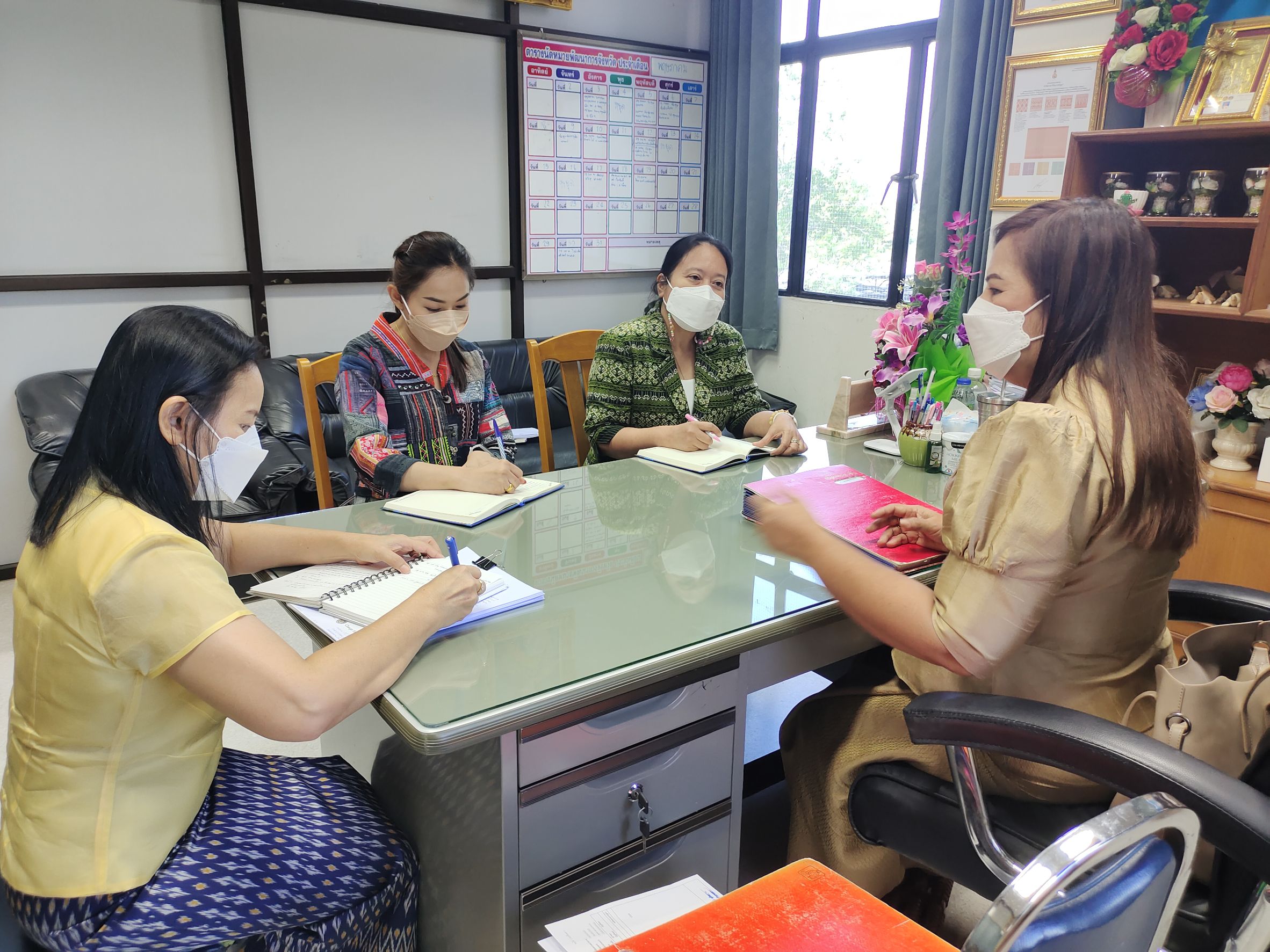 สำนักพัฒนาทุนและองค์กรการเงินชุมชน เข้าพบ พัฒนาการจังหวัดกำแพงเพชร เพื่อขอคำแนะนำการติดตามศูนย์สาธิตการตลาดและกองทุนเกื้อหนุนอาชีพ