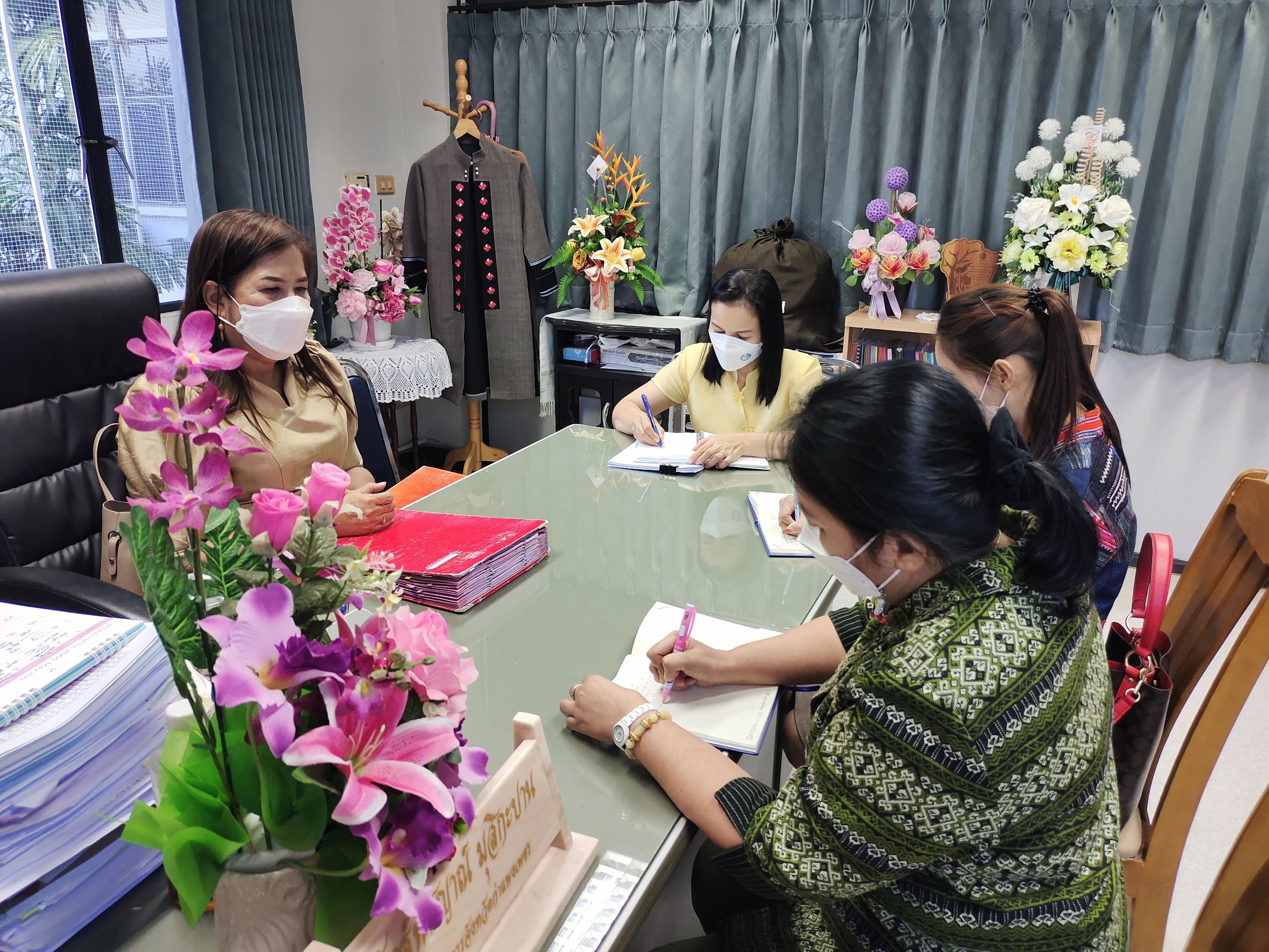 สำนักพัฒนาทุนและองค์กรการเงินชุมชน เข้าพบ พัฒนาการจังหวัดกำแพงเพชร เพื่อขอคำแนะนำการติดตามศูนย์สาธิตการตลาดและกองทุนเกื้อหนุนอาชีพ