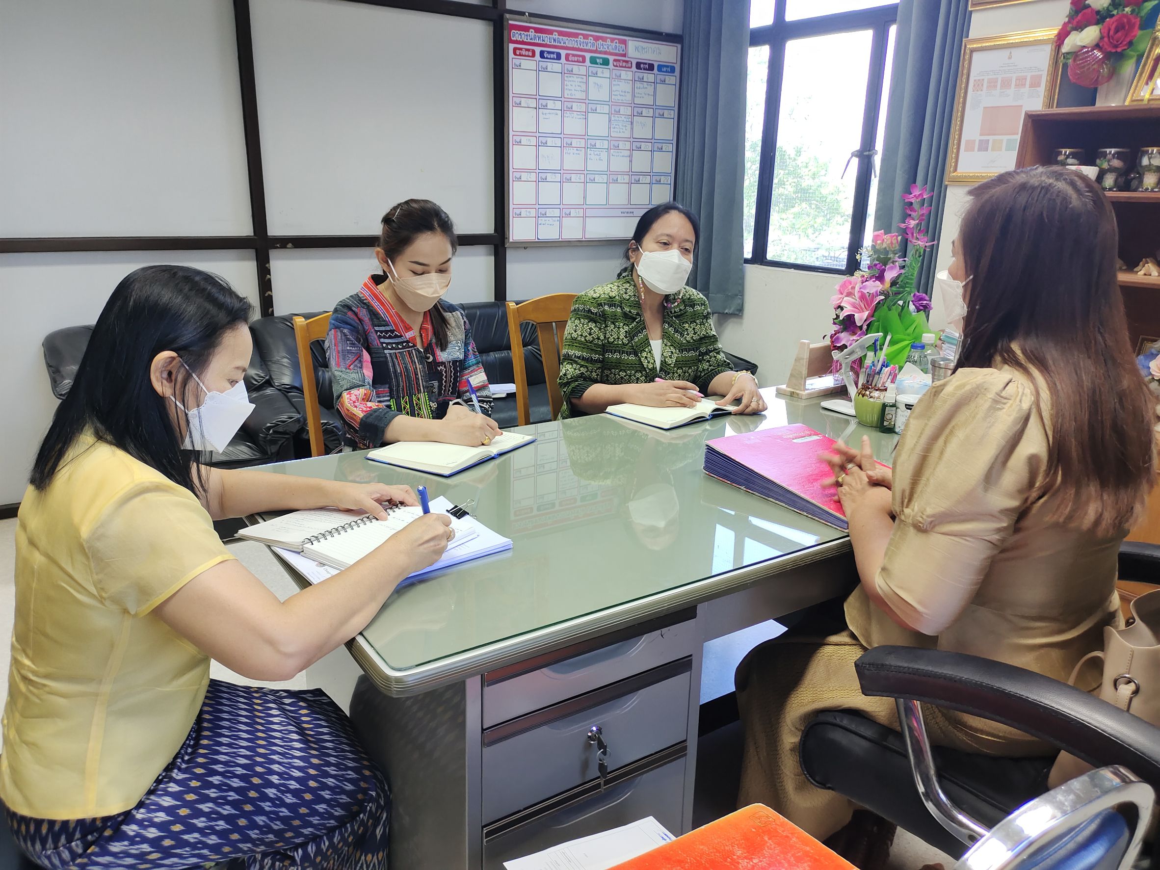 สำนักพัฒนาทุนและองค์กรการเงินชุมชน เข้าพบ พัฒนาการจังหวัดกำแพงเพชร เพื่อขอคำแนะนำการติดตามศูนย์สาธิตการตลาดและกองทุนเกื้อหนุนอาชีพ