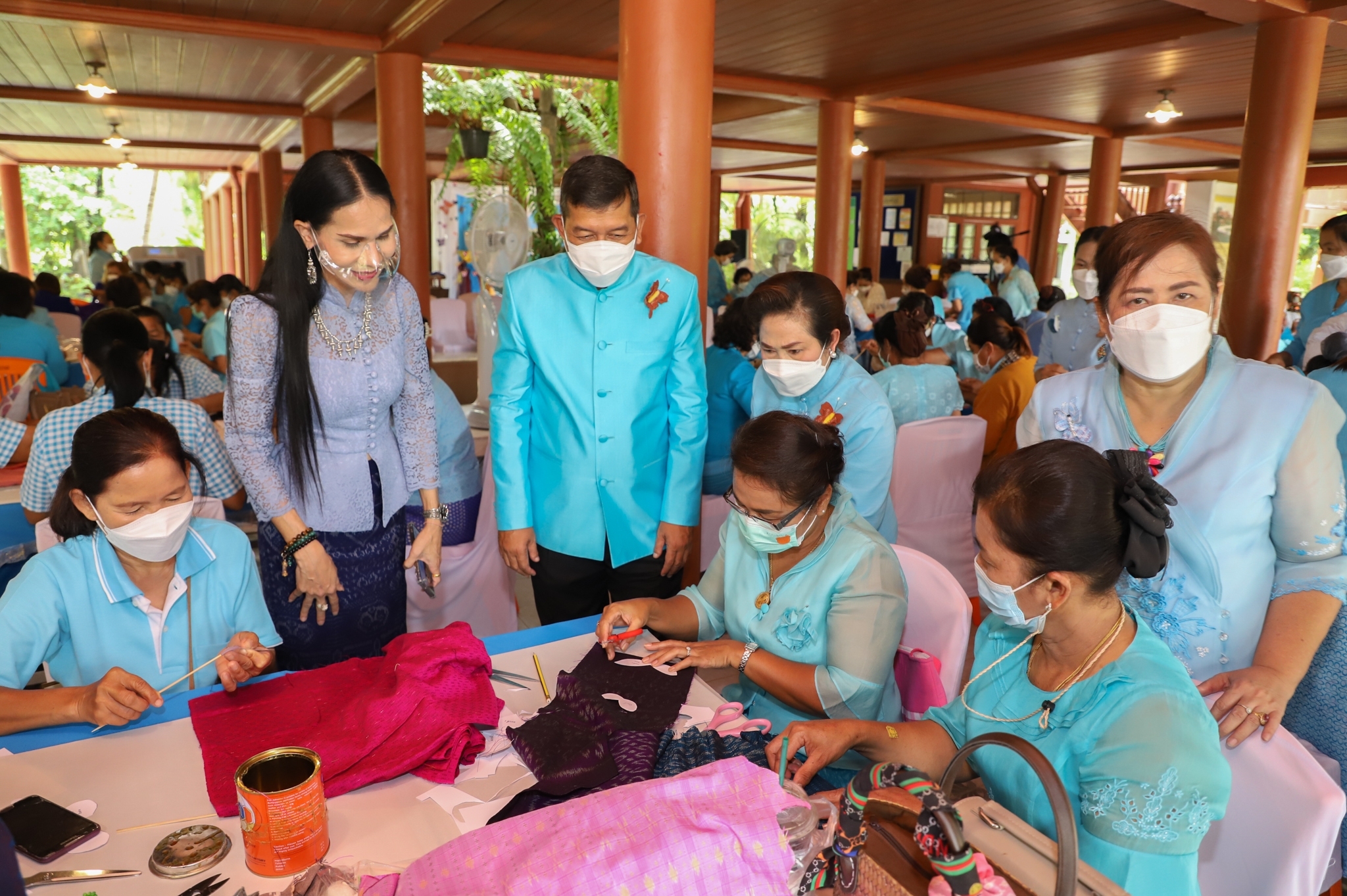 พี่น้องประชาชนชาวกำแพงเพชร ร่วมใจ ประดิษฐ์ “ผีเสื้อแห่งความจงรักภักดี” จากผ้าอัตลักษณ์ท้องถิ่น เพื่อเฉลิมพระเกียรติสมเด็จพระบรมราชชนนีพันปีหลวงฯ