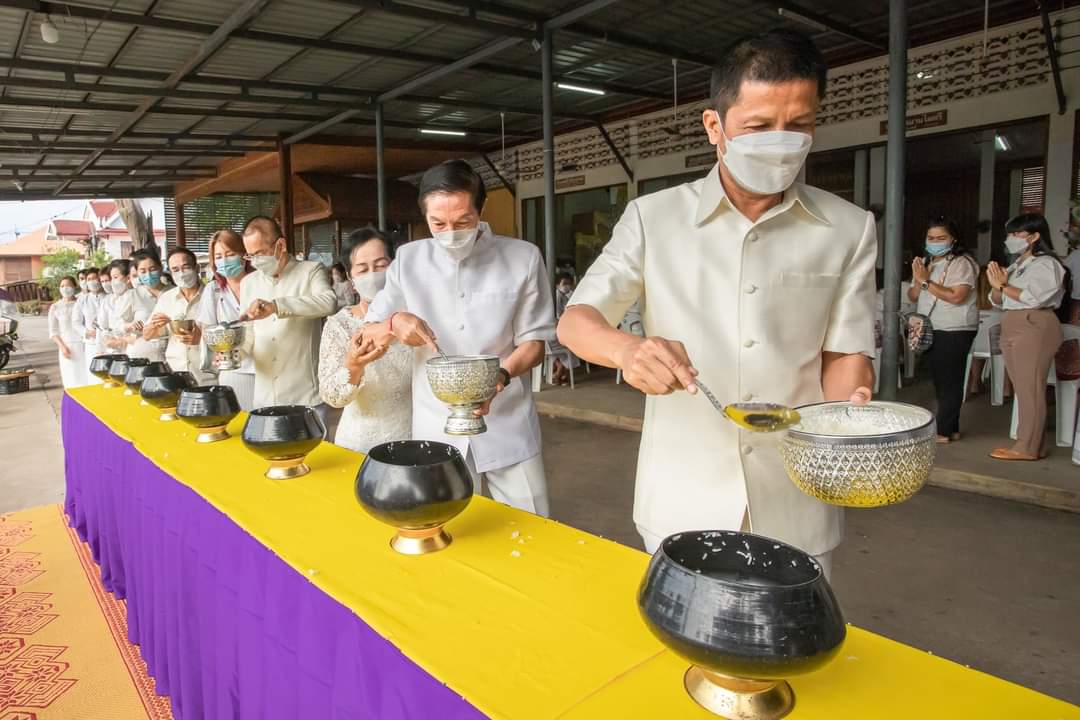 พช.กำแพงเพชร ร่วมทำบุญตักบาตร เนื่องในวันวิสาขบูชา และร่วมทำบุญถวายสลากภัตร เพื่อสืบสานขนบธรรมเนียมประเพณี และส่งเสริมให้ประชาชนร่วมกิจกรรมเผยแผ่พระพุทธศาสนา ถวายเป็นพุทธบูชา