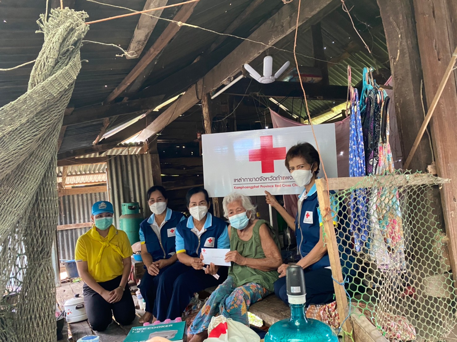 พช.กำแพงเพชร ร่วมโครงการกาชาดกำแพงเพชรเยี่ยมเยืยนให้ความสงเคราะห์ผู้ป่วยติดเตียง ผู้พิการ และผู้ยากไร้ ประจำปี 2565