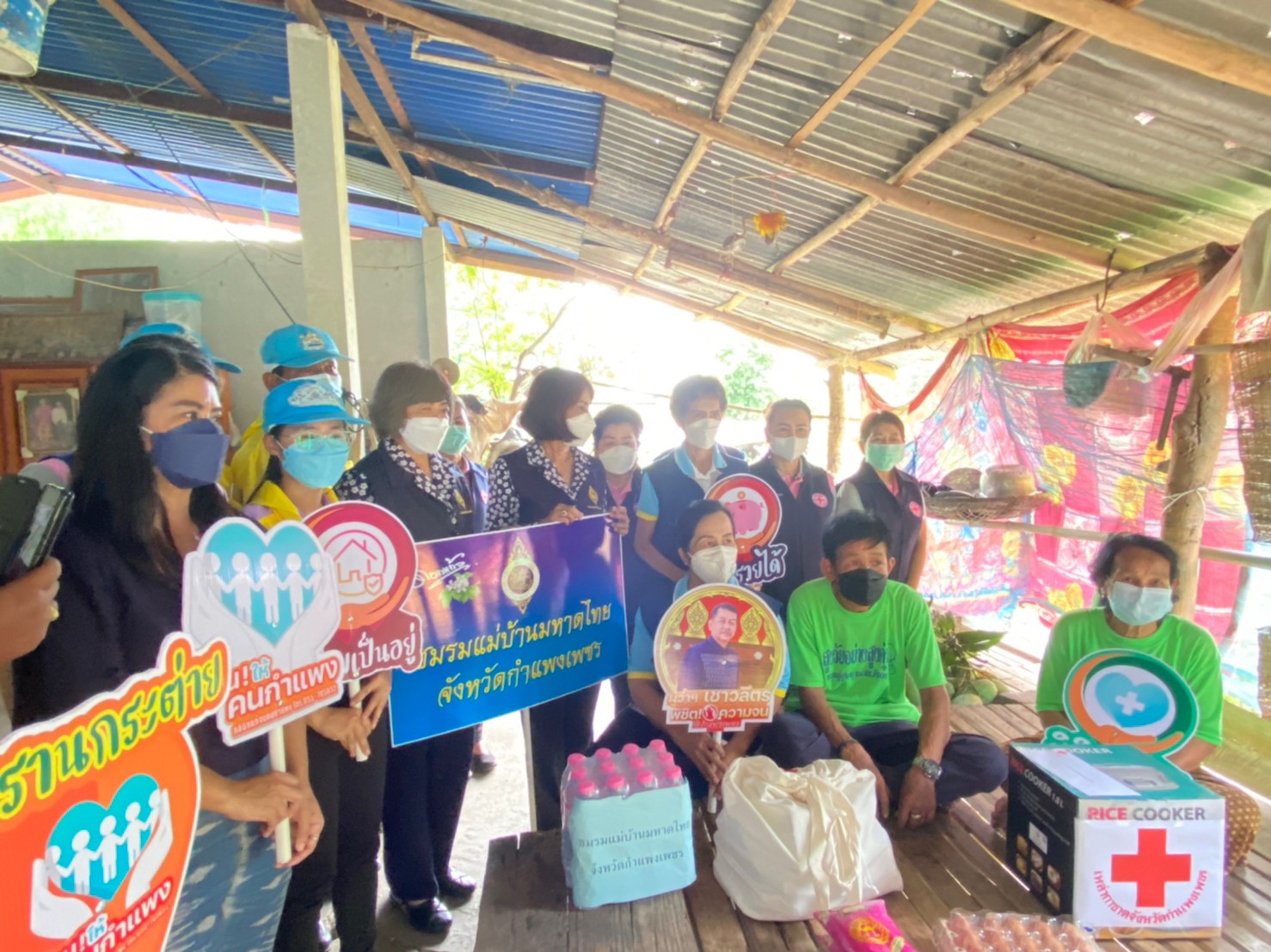 พช.กำแพงเพชร ร่วมโครงการกาชาดกำแพงเพชรเยี่ยมเยืยนให้ความสงเคราะห์ผู้ป่วยติดเตียง ผู้พิการ และผู้ยากไร้ ประจำปี 2565