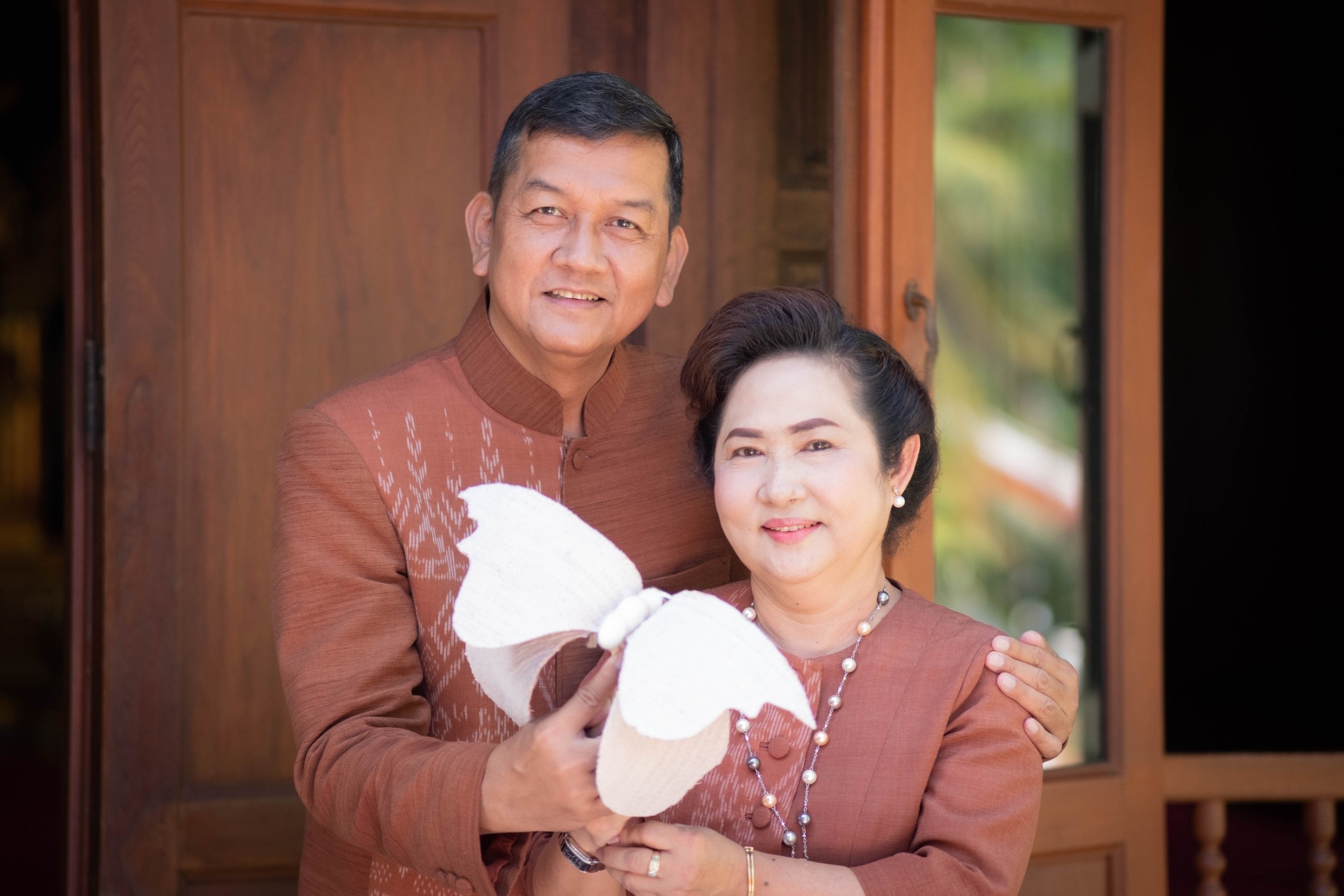 ผู้ว่าฯ-นายกเหล่ากาชาดกำแพงเพชร เชิญชวนหน่วยงานภาครัฐ ภาคเอกชน และประชาชน  ร่วมกันประดิษฐ์ผีเสื้อที่ทำจากผ้าไหม ผ้าฝ้าย ผ้าอัตลักษณ์ของจังหวัดกำแพงเพชร