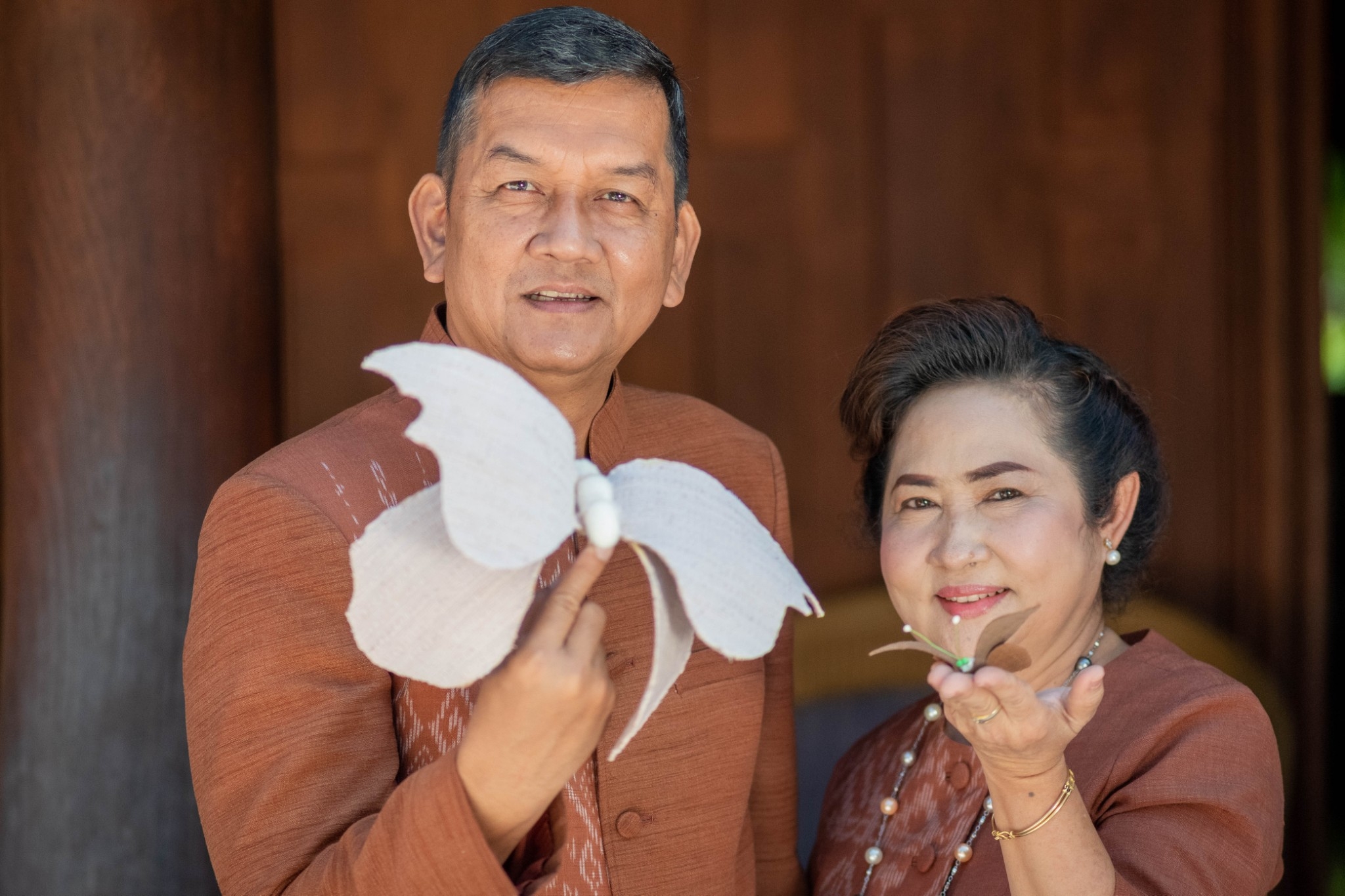 ผู้ว่าฯ-นายกเหล่ากาชาดกำแพงเพชร เชิญชวนหน่วยงานภาครัฐ ภาคเอกชน และประชาชน  ร่วมกันประดิษฐ์ผีเสื้อที่ทำจากผ้าไหม ผ้าฝ้าย ผ้าอัตลักษณ์ของจังหวัดกำแพงเพชร