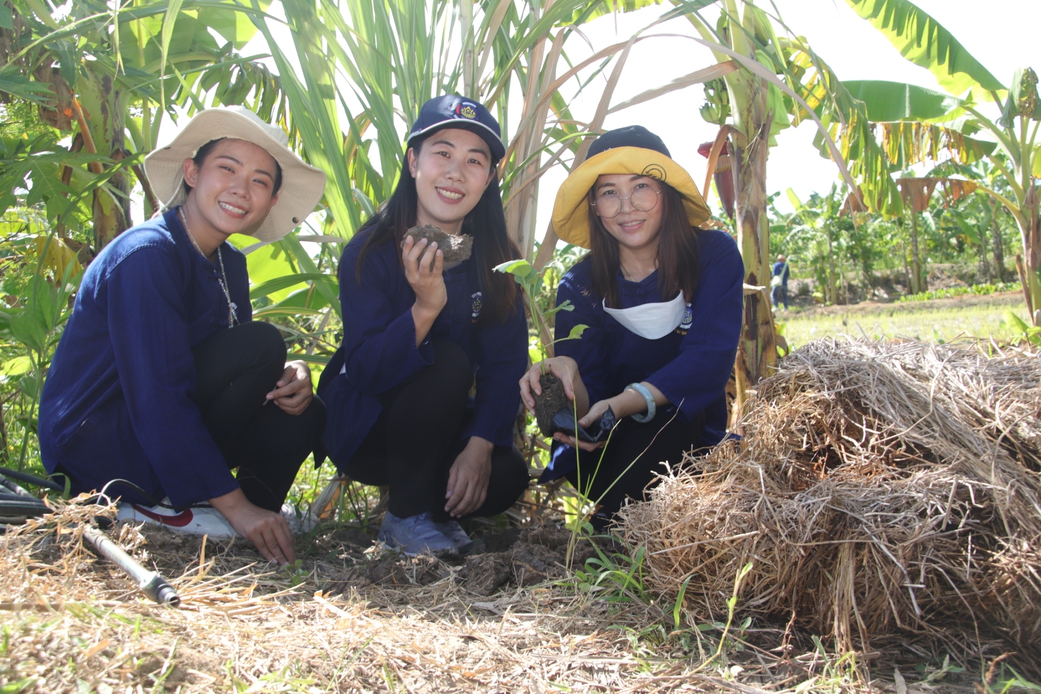 พช.กำแพงเพชร แบกจอบเสียม หิ้วปิ่นโตเอามื้อสามัคคี โคก หนอง นา โมเดล “สานสัมพันธ์น้องพี่เพื่อสาธารณประโยชน์”