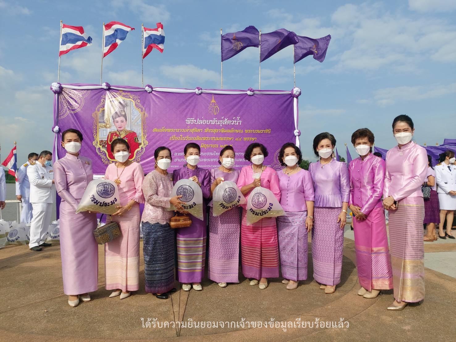 พช.กำแพงเพชร ร่วมพิธีทำบุญตักบาตรถวายพระราชกุศล เนื่องในโอกาสวันเฉลิมพระชนมพรรษา 3 มิถุนายน 2565