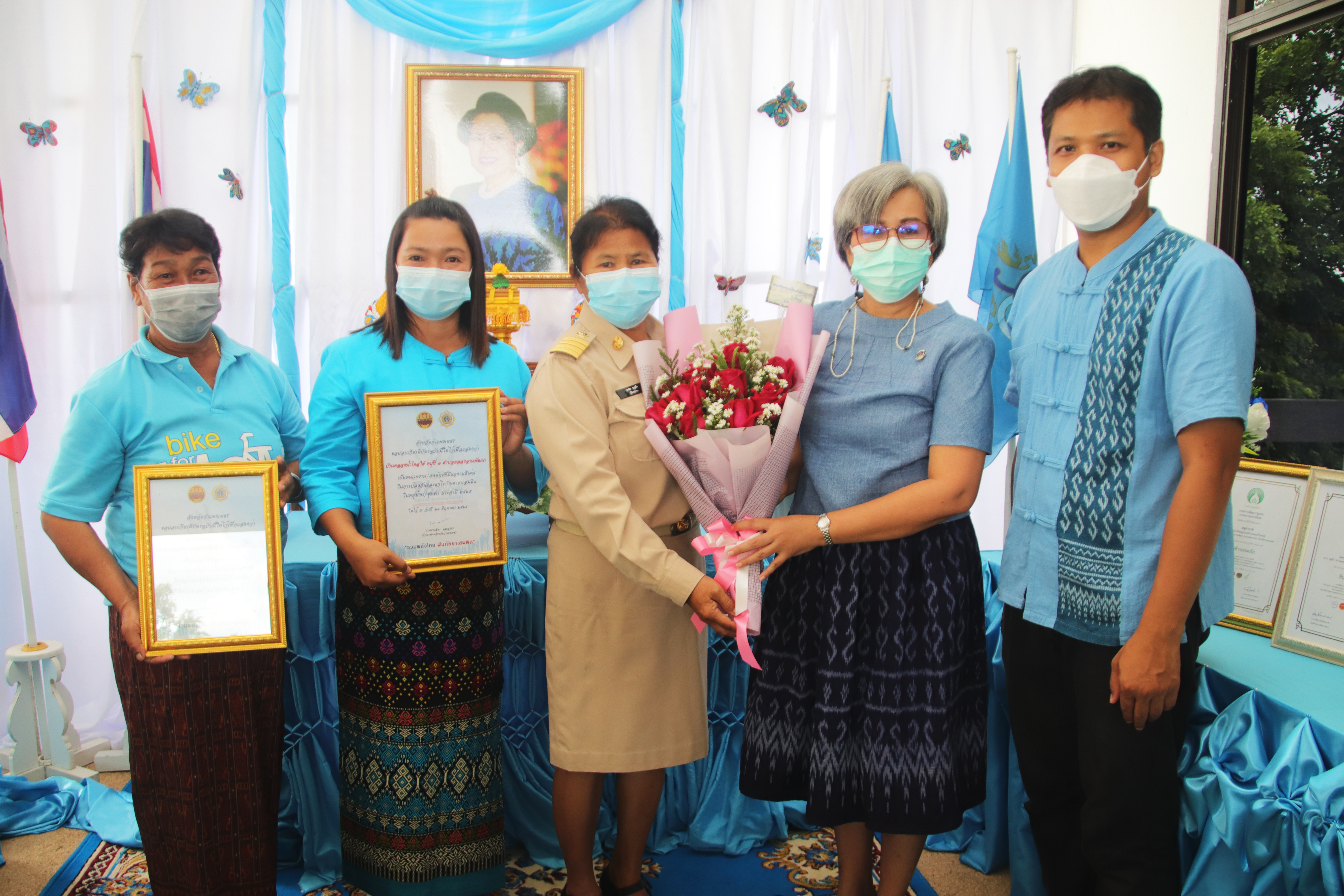 พัฒนาการจังหวัดกำแพงเชรและภาคีเครือข่าย รับมอบเกียรติบัตรประกาศเกียรติคุณ เนื่องในวันต่อต้านยาเสพติดโลก จังหวัดกำแพงเพชร ประจำปี 2565