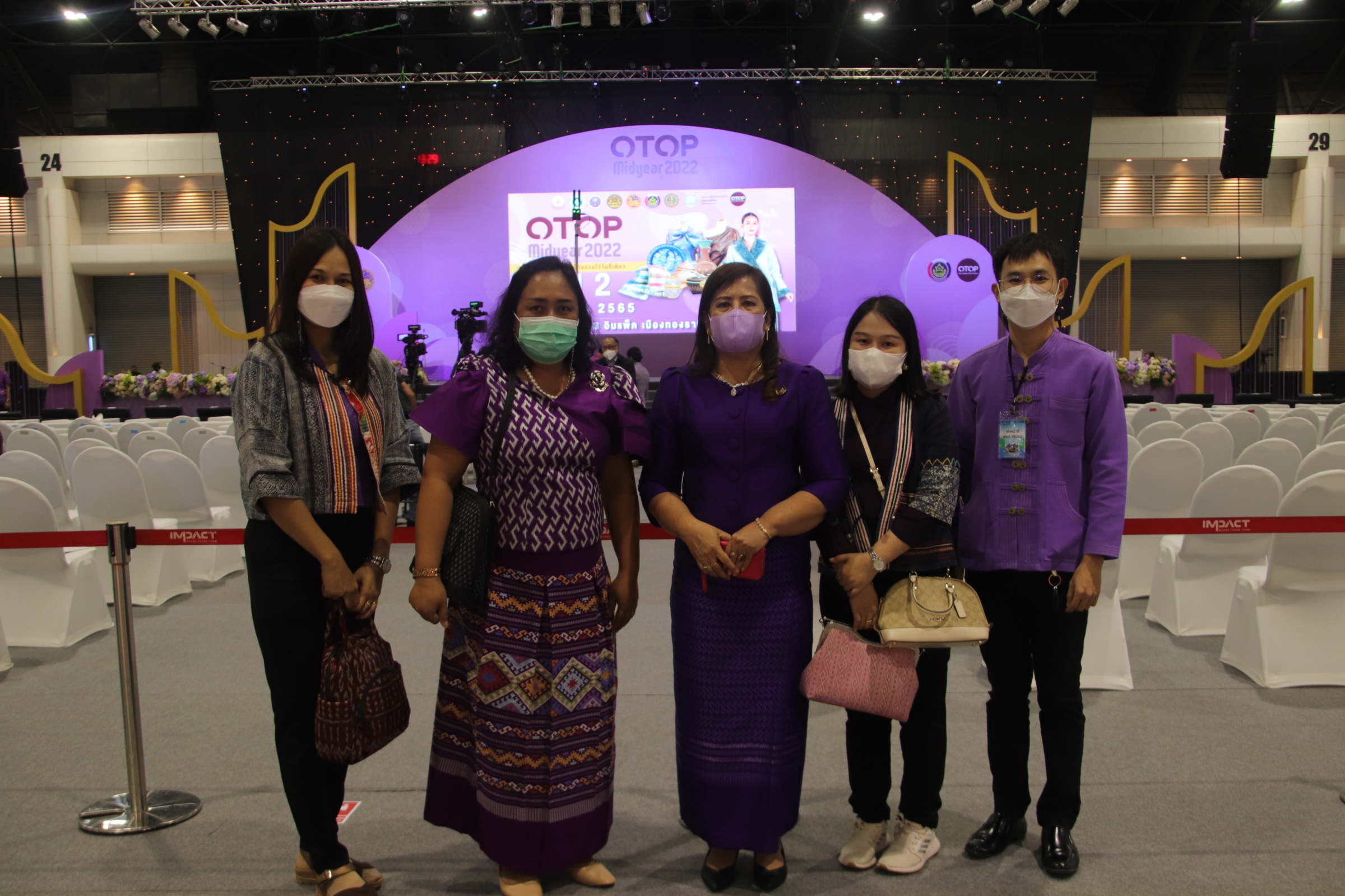 พ่อเมืองนครชากังราวร่วมพิธีเปิดงาน OTOP Midyear 2022 “สุขช้อป สุขใจ สุขทั่วไทยรวมไว้ในที่เดียว” นำทีมเยี่ยมให้กำลังใจและอุดหนุนผู้ประกอบการจังหวัดกำแพงเพชร
