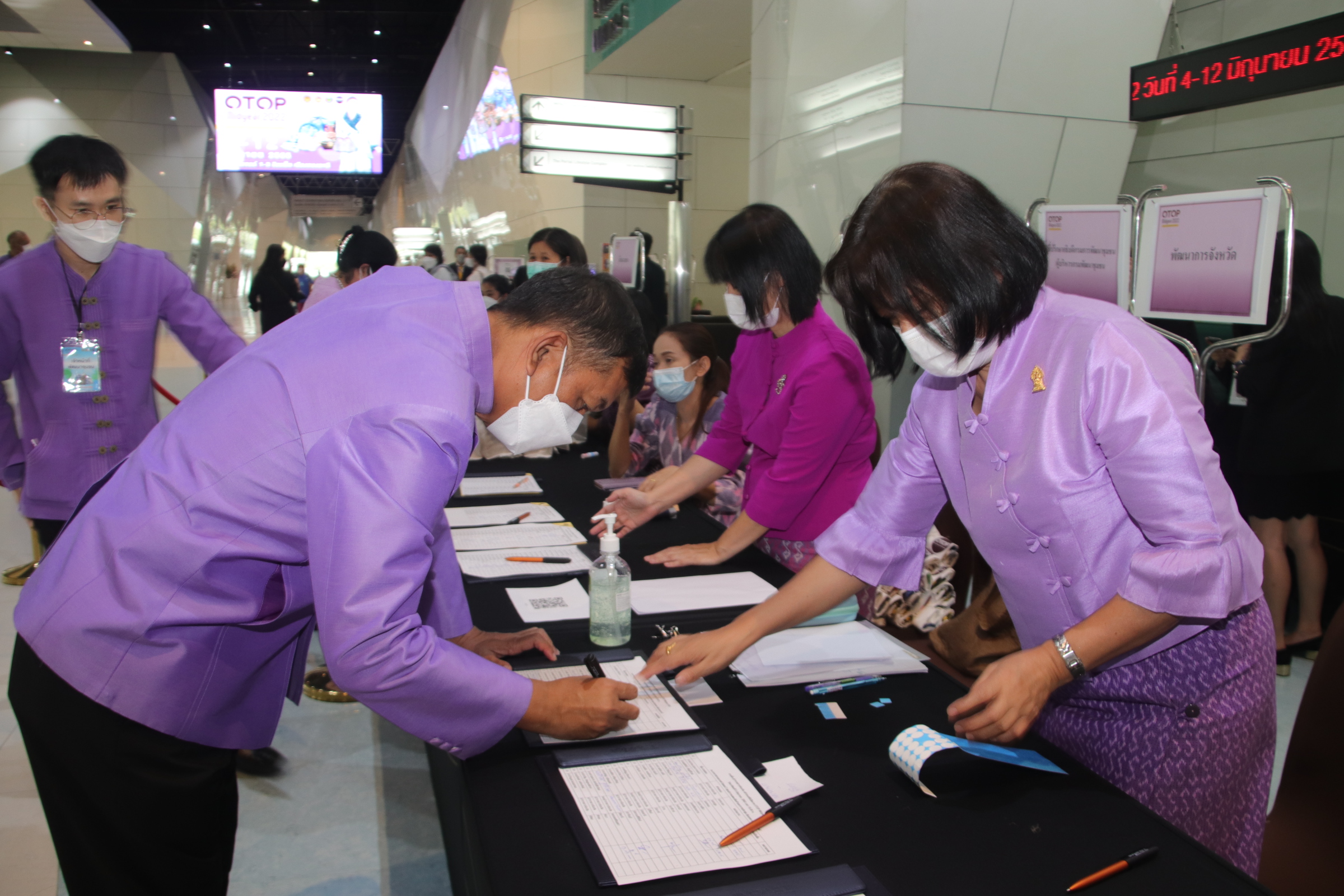 พ่อเมืองนครชากังราวร่วมพิธีเปิดงาน OTOP Midyear 2022 “สุขช้อป สุขใจ สุขทั่วไทยรวมไว้ในที่เดียว” นำทีมเยี่ยมให้กำลังใจและอุดหนุนผู้ประกอบการจังหวัดกำแพงเพชร