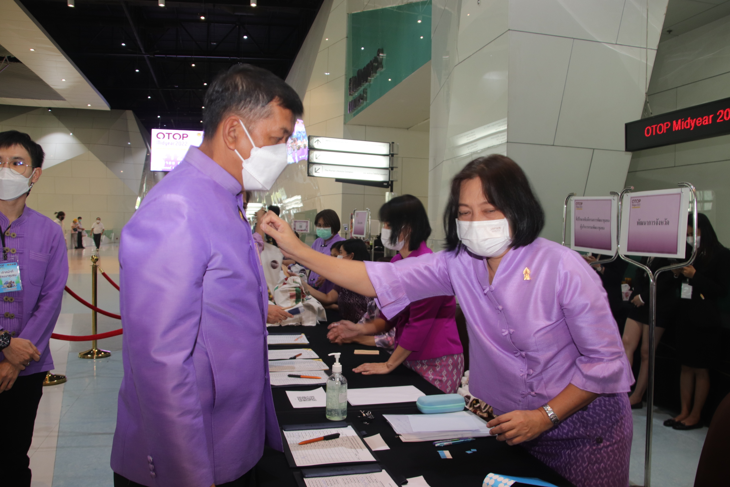 พ่อเมืองนครชากังราวร่วมพิธีเปิดงาน OTOP Midyear 2022 “สุขช้อป สุขใจ สุขทั่วไทยรวมไว้ในที่เดียว” นำทีมเยี่ยมให้กำลังใจและอุดหนุนผู้ประกอบการจังหวัดกำแพงเพชร
