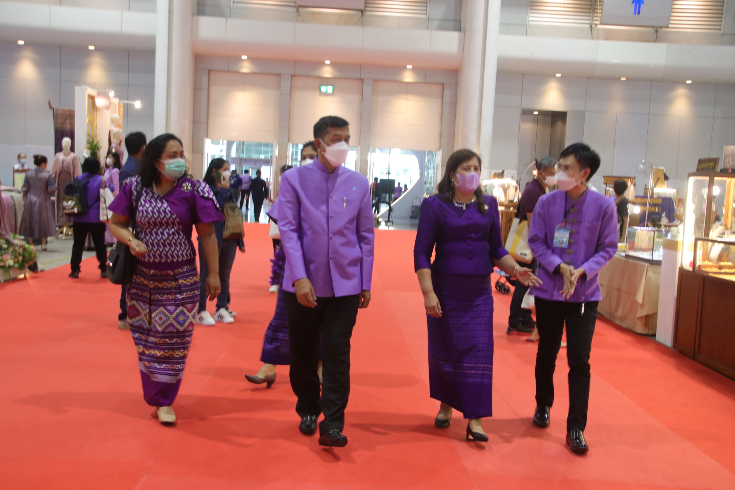 พ่อเมืองนครชากังราวร่วมพิธีเปิดงาน OTOP Midyear 2022 “สุขช้อป สุขใจ สุขทั่วไทยรวมไว้ในที่เดียว” นำทีมเยี่ยมให้กำลังใจและอุดหนุนผู้ประกอบการจังหวัดกำแพงเพชร