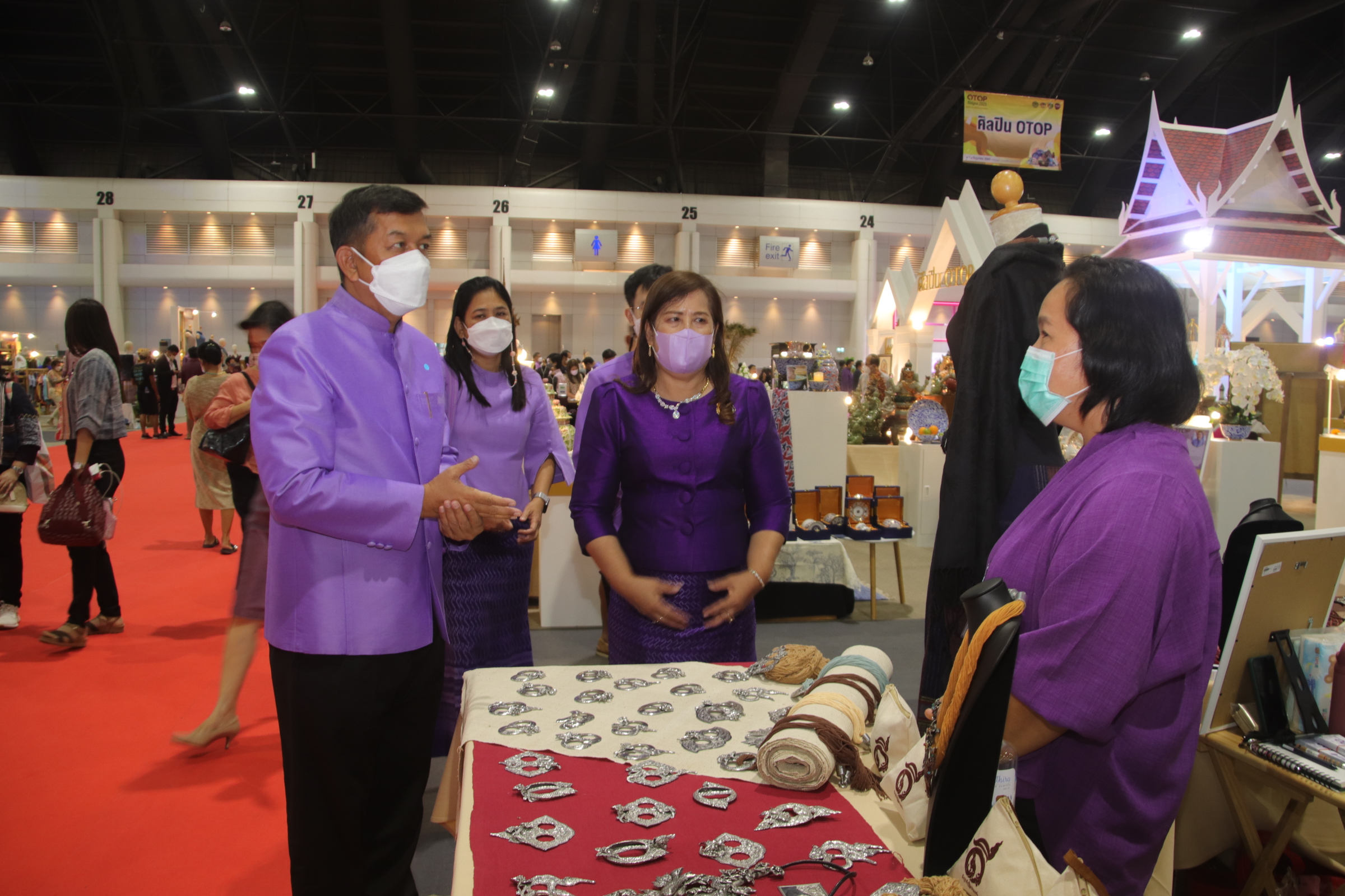 พ่อเมืองนครชากังราวร่วมพิธีเปิดงาน OTOP Midyear 2022 “สุขช้อป สุขใจ สุขทั่วไทยรวมไว้ในที่เดียว” นำทีมเยี่ยมให้กำลังใจและอุดหนุนผู้ประกอบการจังหวัดกำแพงเพชร