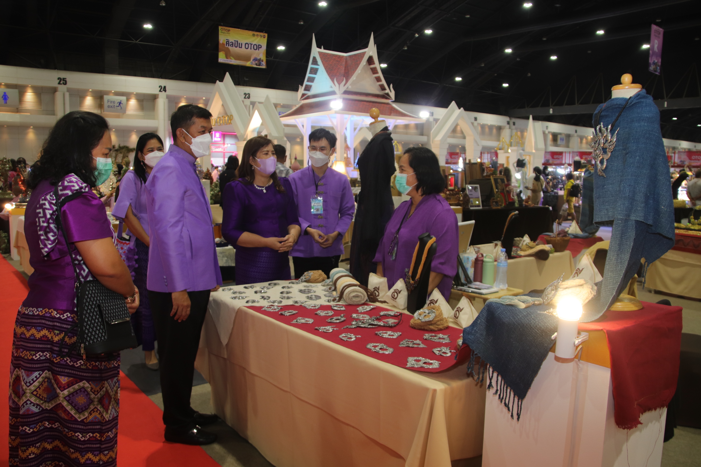 พ่อเมืองนครชากังราวร่วมพิธีเปิดงาน OTOP Midyear 2022 “สุขช้อป สุขใจ สุขทั่วไทยรวมไว้ในที่เดียว” นำทีมเยี่ยมให้กำลังใจและอุดหนุนผู้ประกอบการจังหวัดกำแพงเพชร