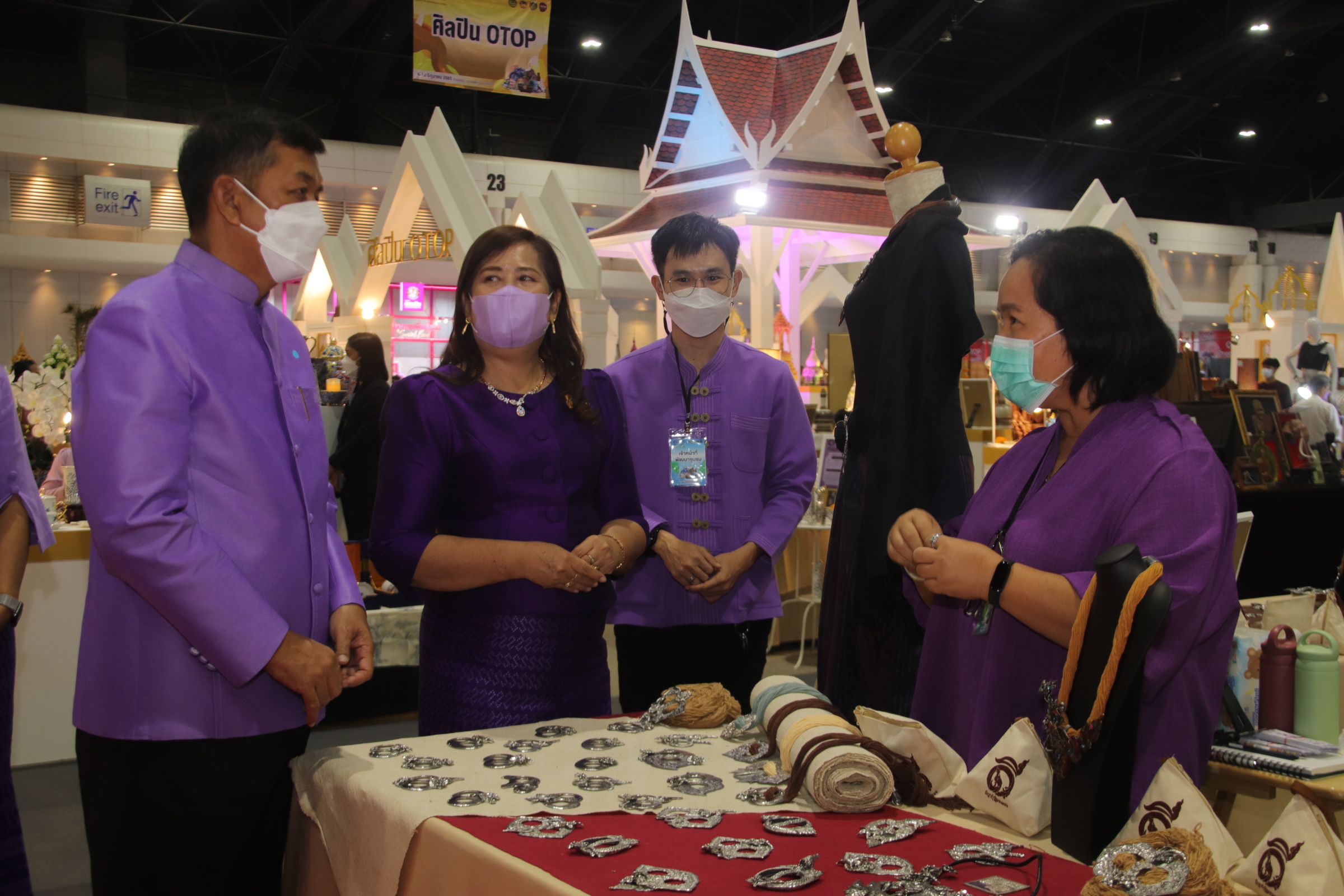 พ่อเมืองนครชากังราวร่วมพิธีเปิดงาน OTOP Midyear 2022 “สุขช้อป สุขใจ สุขทั่วไทยรวมไว้ในที่เดียว” นำทีมเยี่ยมให้กำลังใจและอุดหนุนผู้ประกอบการจังหวัดกำแพงเพชร