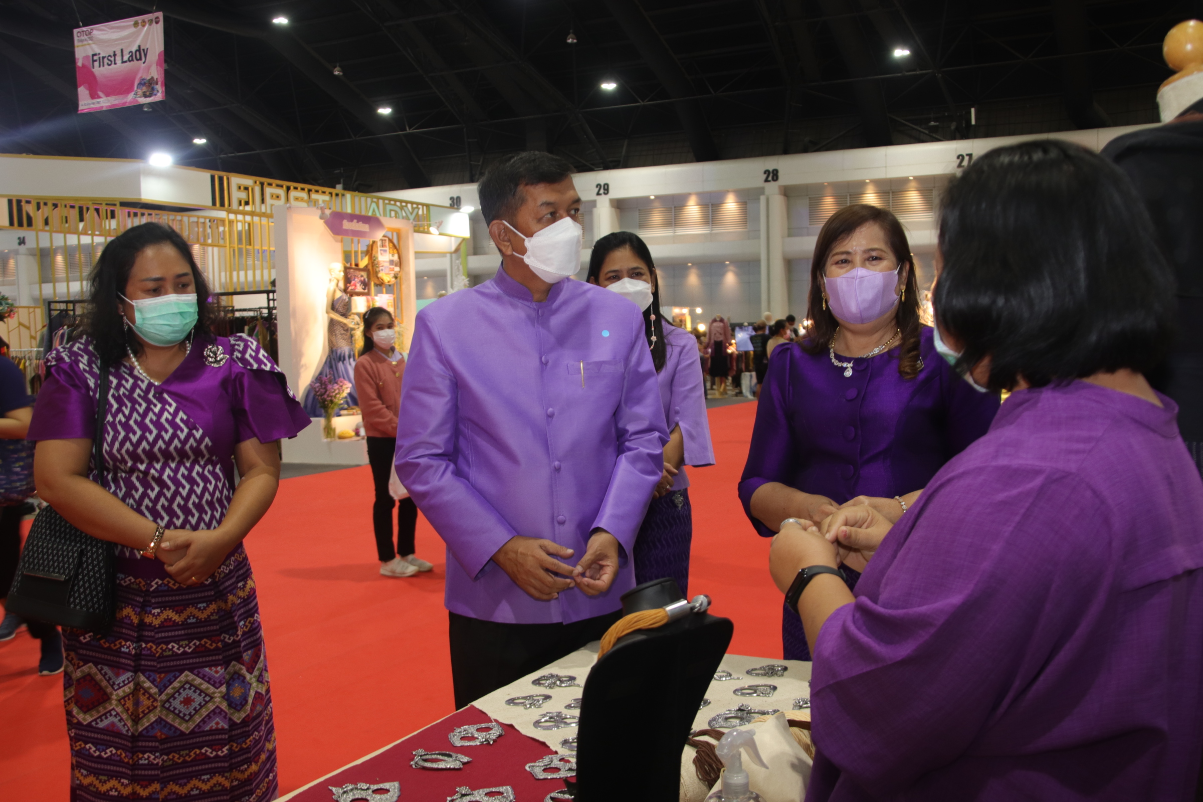 พ่อเมืองนครชากังราวร่วมพิธีเปิดงาน OTOP Midyear 2022 “สุขช้อป สุขใจ สุขทั่วไทยรวมไว้ในที่เดียว” นำทีมเยี่ยมให้กำลังใจและอุดหนุนผู้ประกอบการจังหวัดกำแพงเพชร