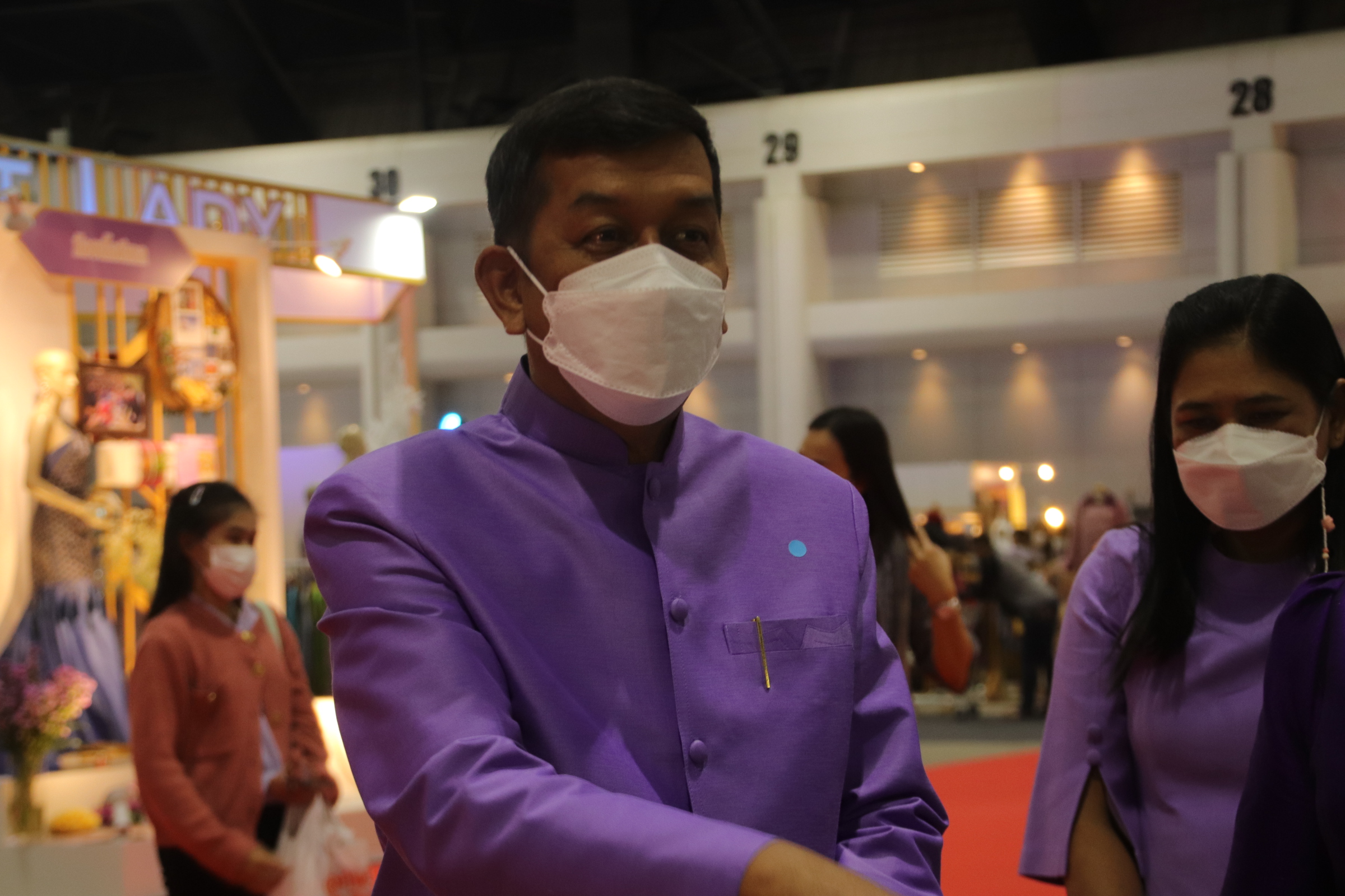 พ่อเมืองนครชากังราวร่วมพิธีเปิดงาน OTOP Midyear 2022 “สุขช้อป สุขใจ สุขทั่วไทยรวมไว้ในที่เดียว” นำทีมเยี่ยมให้กำลังใจและอุดหนุนผู้ประกอบการจังหวัดกำแพงเพชร
