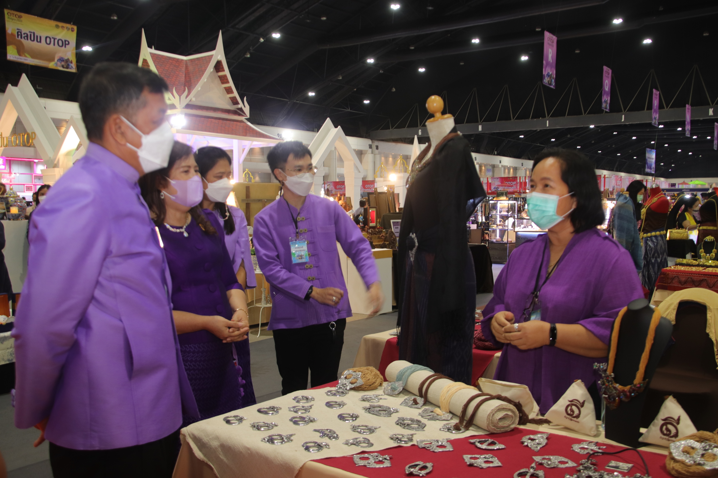พ่อเมืองนครชากังราวร่วมพิธีเปิดงาน OTOP Midyear 2022 “สุขช้อป สุขใจ สุขทั่วไทยรวมไว้ในที่เดียว” นำทีมเยี่ยมให้กำลังใจและอุดหนุนผู้ประกอบการจังหวัดกำแพงเพชร