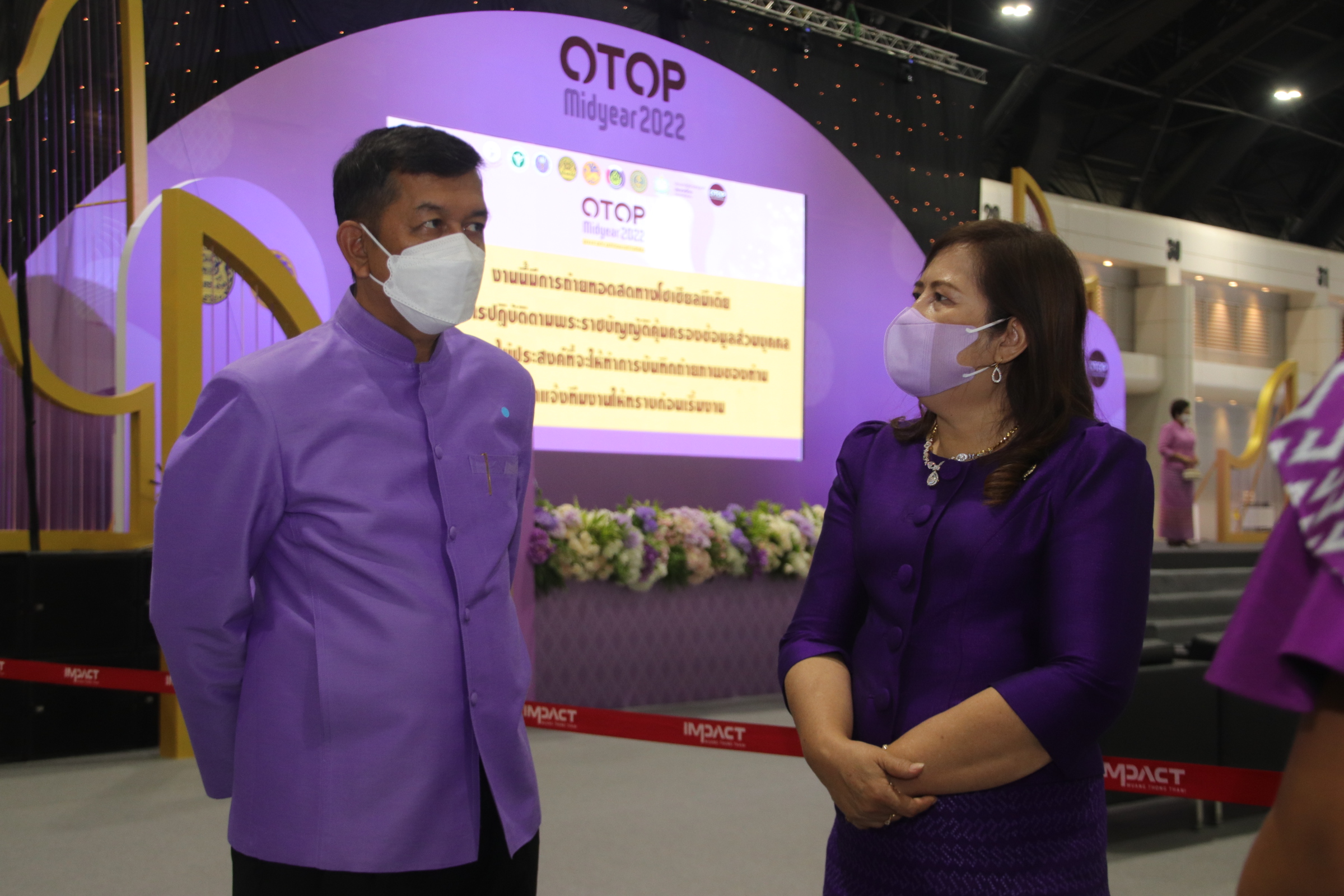 พ่อเมืองนครชากังราวร่วมพิธีเปิดงาน OTOP Midyear 2022 “สุขช้อป สุขใจ สุขทั่วไทยรวมไว้ในที่เดียว” นำทีมเยี่ยมให้กำลังใจและอุดหนุนผู้ประกอบการจังหวัดกำแพงเพชร