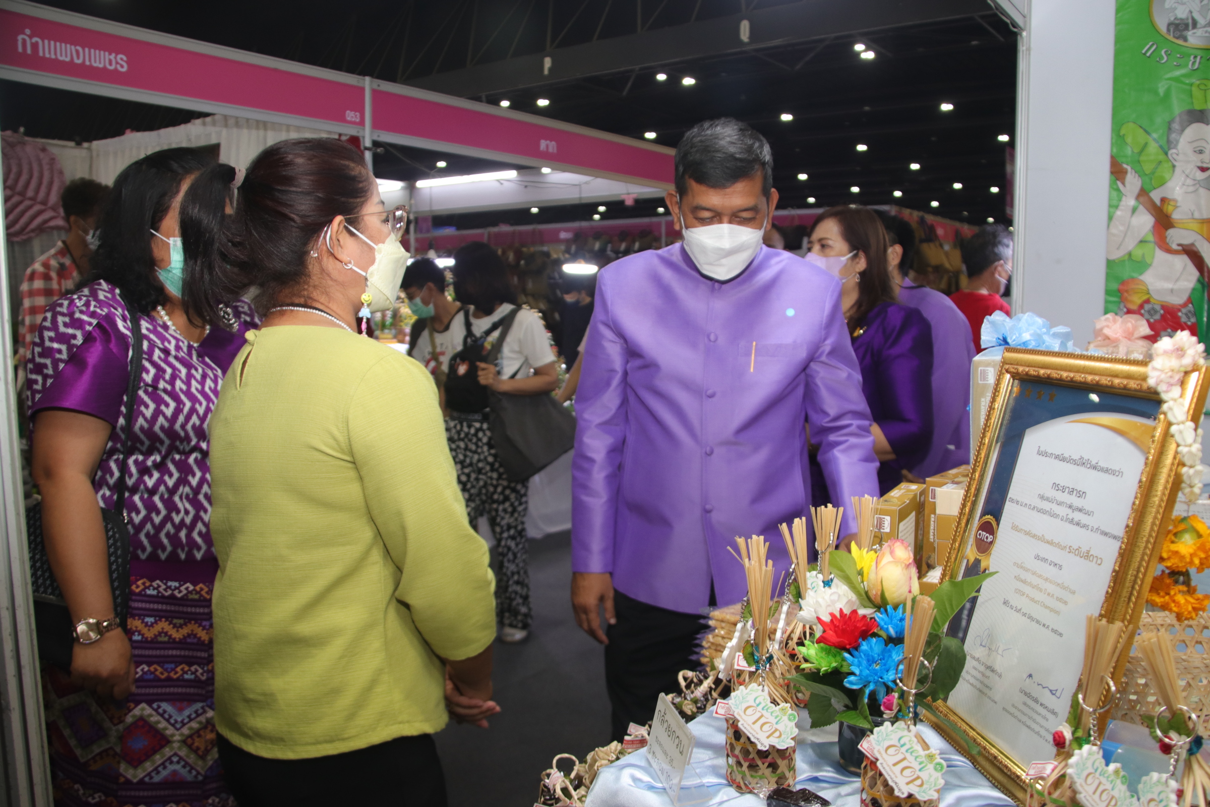 พ่อเมืองนครชากังราวร่วมพิธีเปิดงาน OTOP Midyear 2022 “สุขช้อป สุขใจ สุขทั่วไทยรวมไว้ในที่เดียว” นำทีมเยี่ยมให้กำลังใจและอุดหนุนผู้ประกอบการจังหวัดกำแพงเพชร