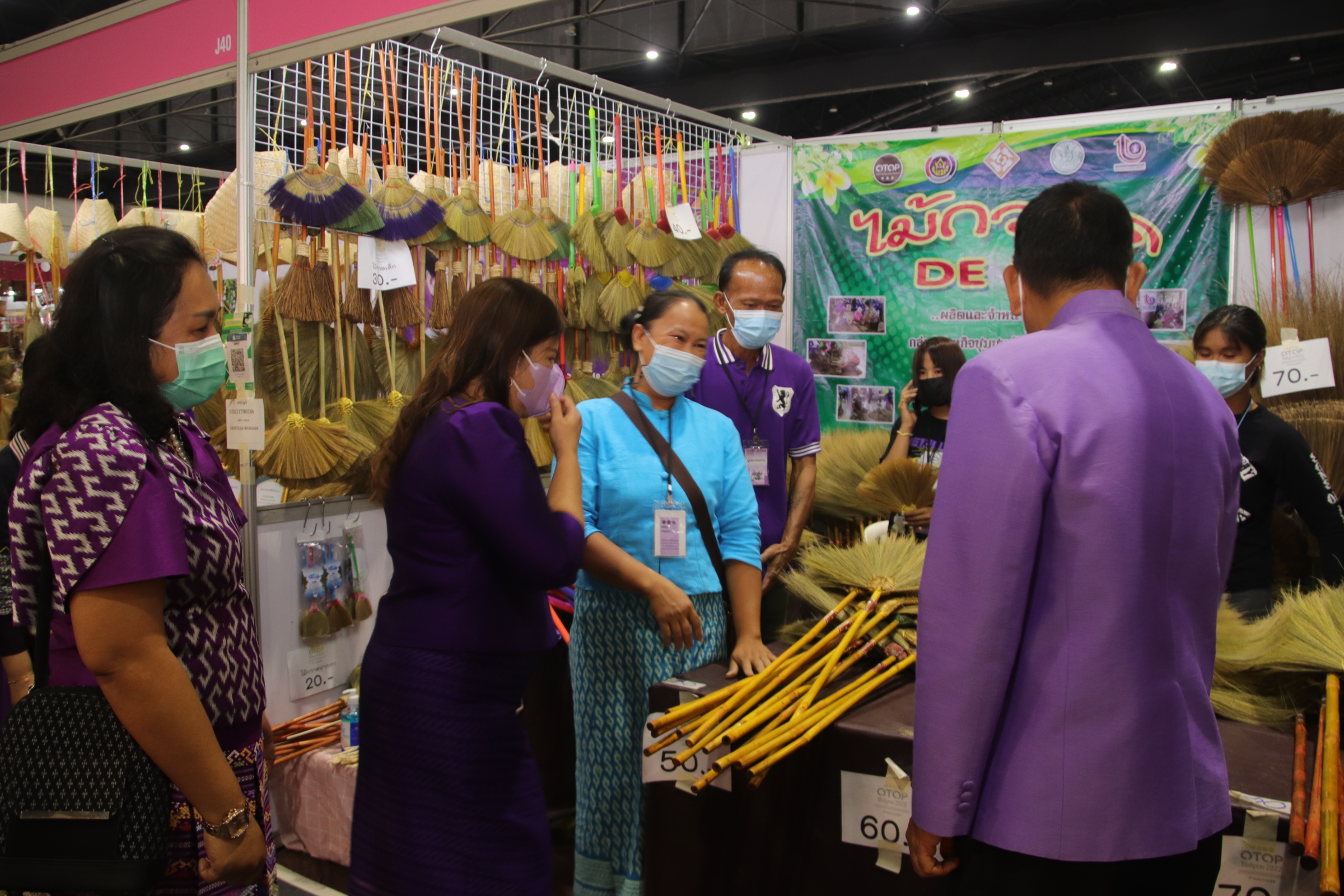 พ่อเมืองนครชากังราวร่วมพิธีเปิดงาน OTOP Midyear 2022 “สุขช้อป สุขใจ สุขทั่วไทยรวมไว้ในที่เดียว” นำทีมเยี่ยมให้กำลังใจและอุดหนุนผู้ประกอบการจังหวัดกำแพงเพชร