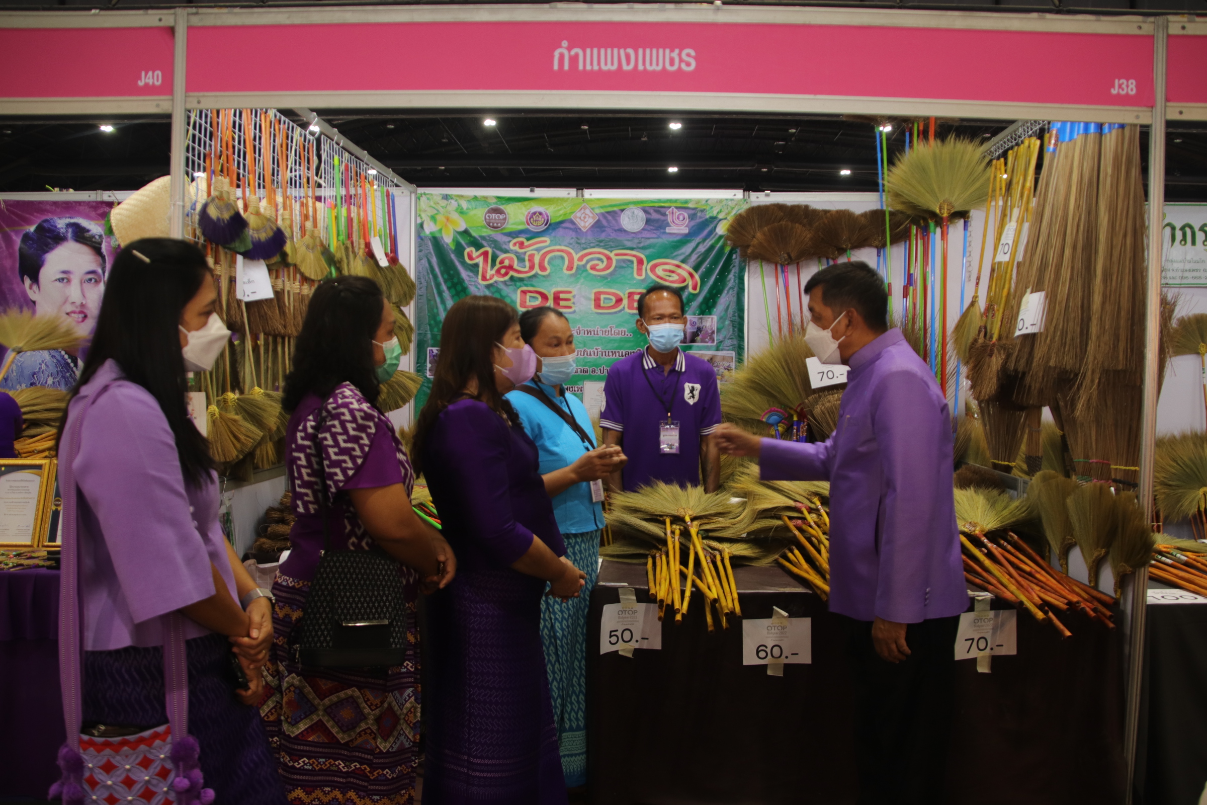 พ่อเมืองนครชากังราวร่วมพิธีเปิดงาน OTOP Midyear 2022 “สุขช้อป สุขใจ สุขทั่วไทยรวมไว้ในที่เดียว” นำทีมเยี่ยมให้กำลังใจและอุดหนุนผู้ประกอบการจังหวัดกำแพงเพชร