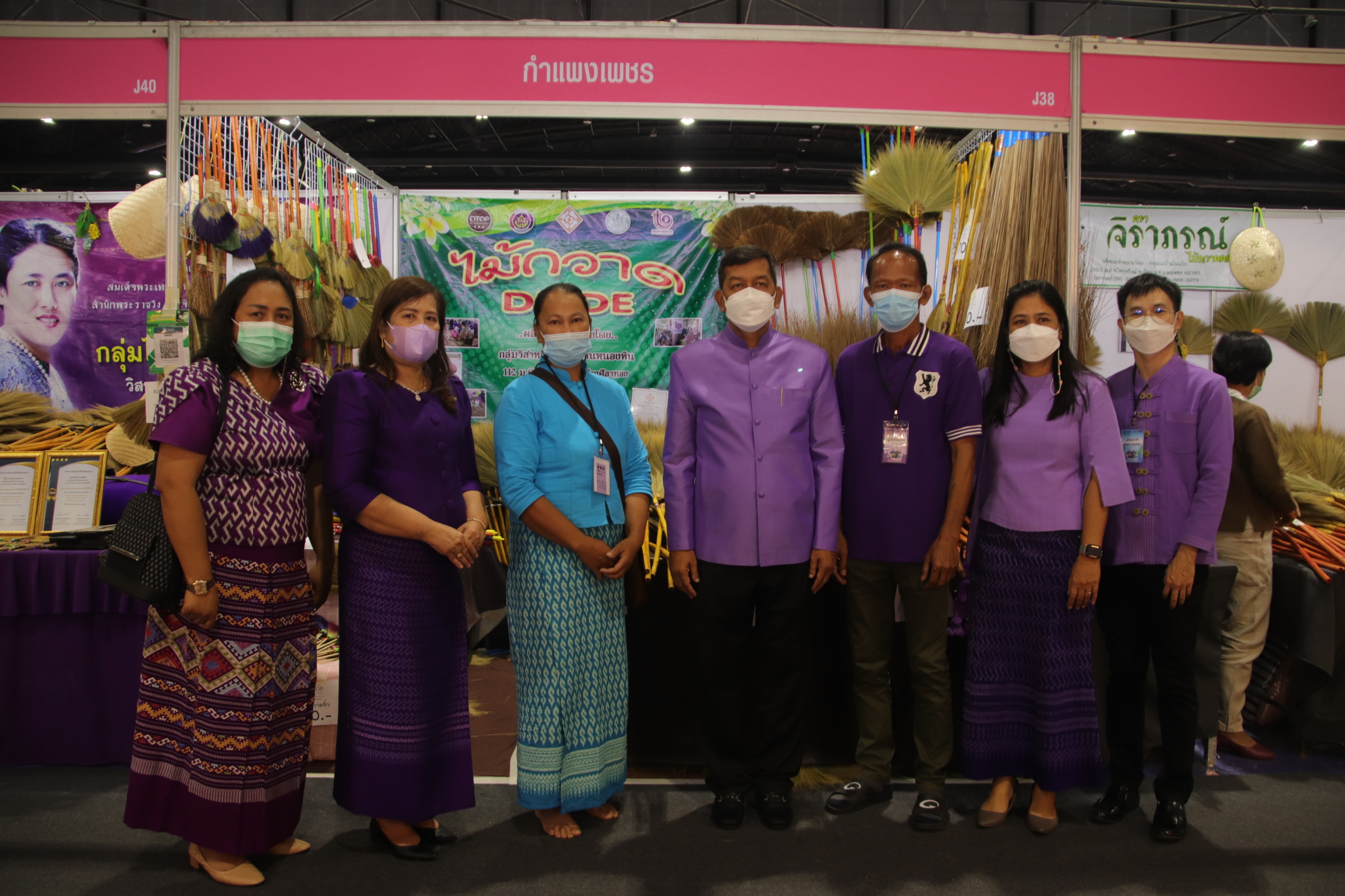 พ่อเมืองนครชากังราวร่วมพิธีเปิดงาน OTOP Midyear 2022 “สุขช้อป สุขใจ สุขทั่วไทยรวมไว้ในที่เดียว” นำทีมเยี่ยมให้กำลังใจและอุดหนุนผู้ประกอบการจังหวัดกำแพงเพชร