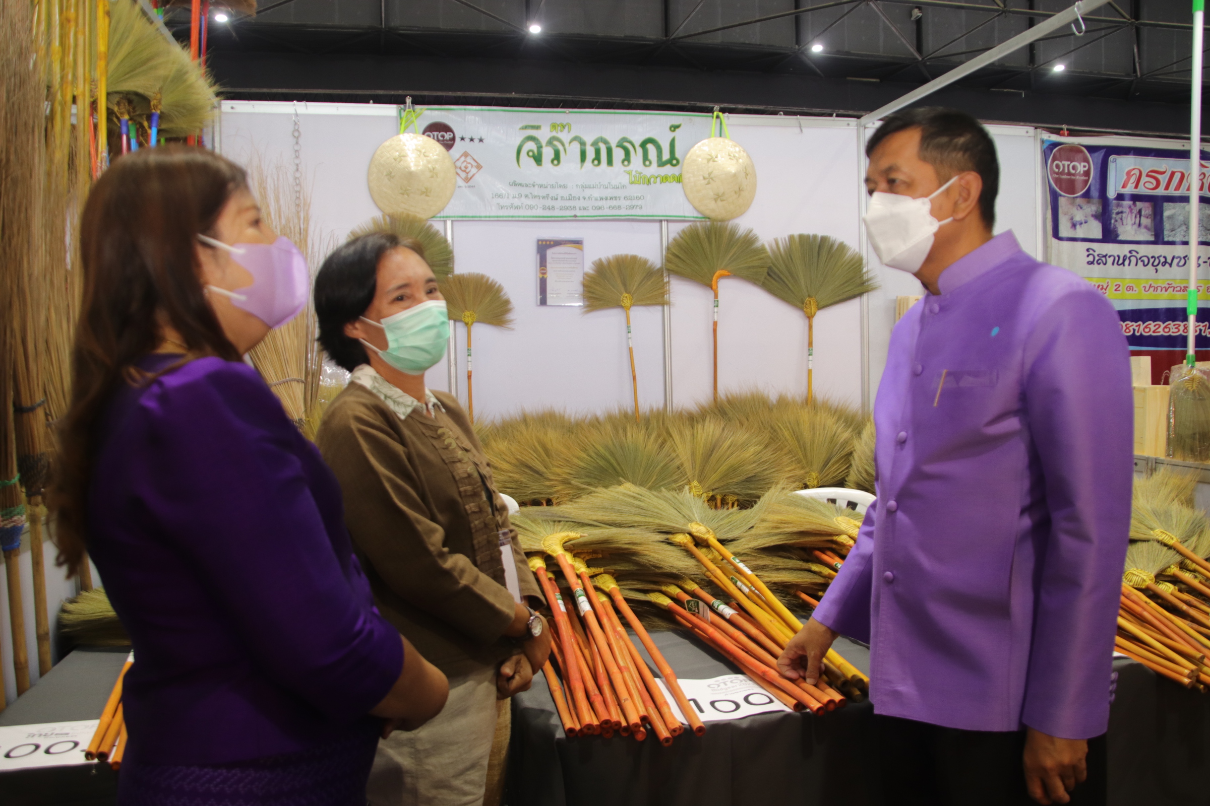 พ่อเมืองนครชากังราวร่วมพิธีเปิดงาน OTOP Midyear 2022 “สุขช้อป สุขใจ สุขทั่วไทยรวมไว้ในที่เดียว” นำทีมเยี่ยมให้กำลังใจและอุดหนุนผู้ประกอบการจังหวัดกำแพงเพชร