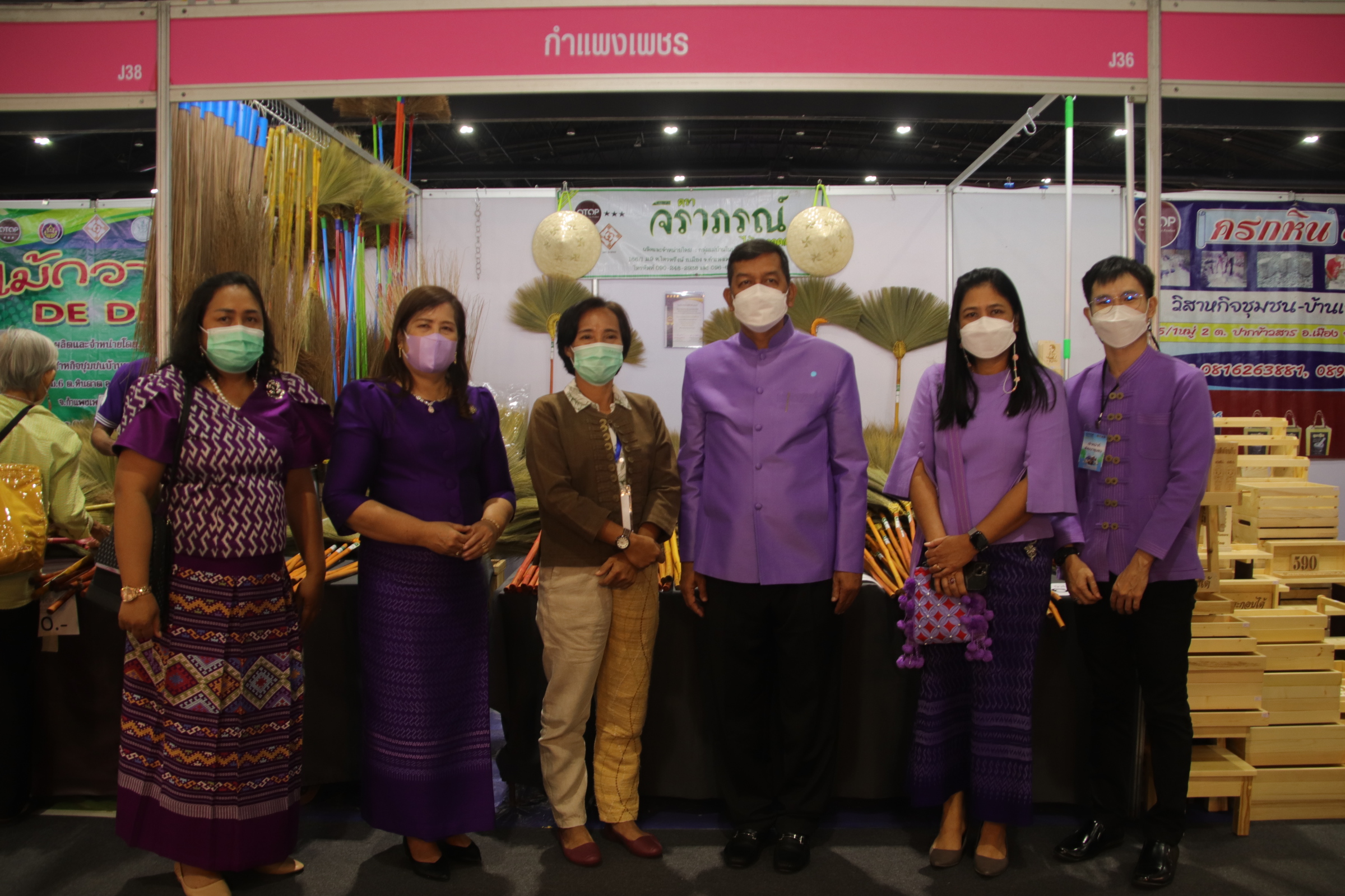 พ่อเมืองนครชากังราวร่วมพิธีเปิดงาน OTOP Midyear 2022 “สุขช้อป สุขใจ สุขทั่วไทยรวมไว้ในที่เดียว” นำทีมเยี่ยมให้กำลังใจและอุดหนุนผู้ประกอบการจังหวัดกำแพงเพชร