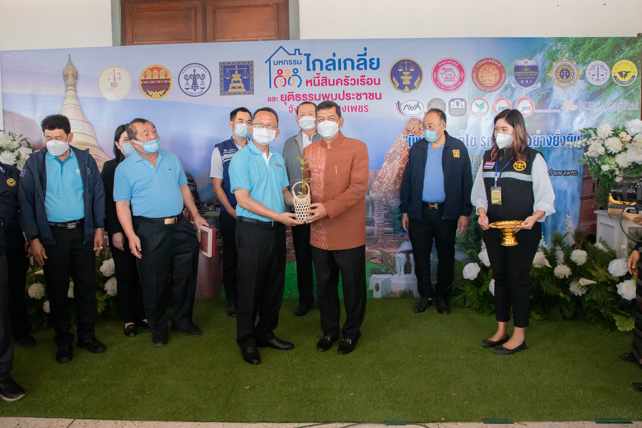 พช.กำแพงเพชร ร่วมออกบูธงานมหกรรมไกล่เกลี่ยหนี้สินครัวเรือน ครั้งที่ 39 จังหวัดกำแพงเพชร และยุติธรรมพบประชาชน