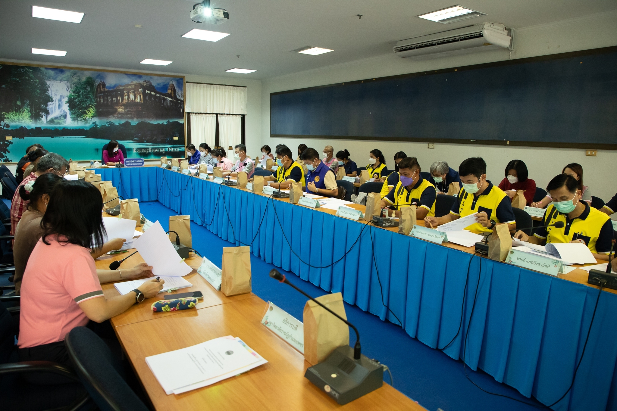 พช.กำแพงเพชร ประชุมคณะกรรมการบริหารศูนย์อำนวยการขจัดความยากจนและพัฒนาคนทุกช่วงวัยอย่างยั่งยืนตามหลักปรัชญาของเศรษฐกิจพอเพียงจังหวัดกำแพงเพชร (คจพ.จ.) ครั้งที่ 3/2565