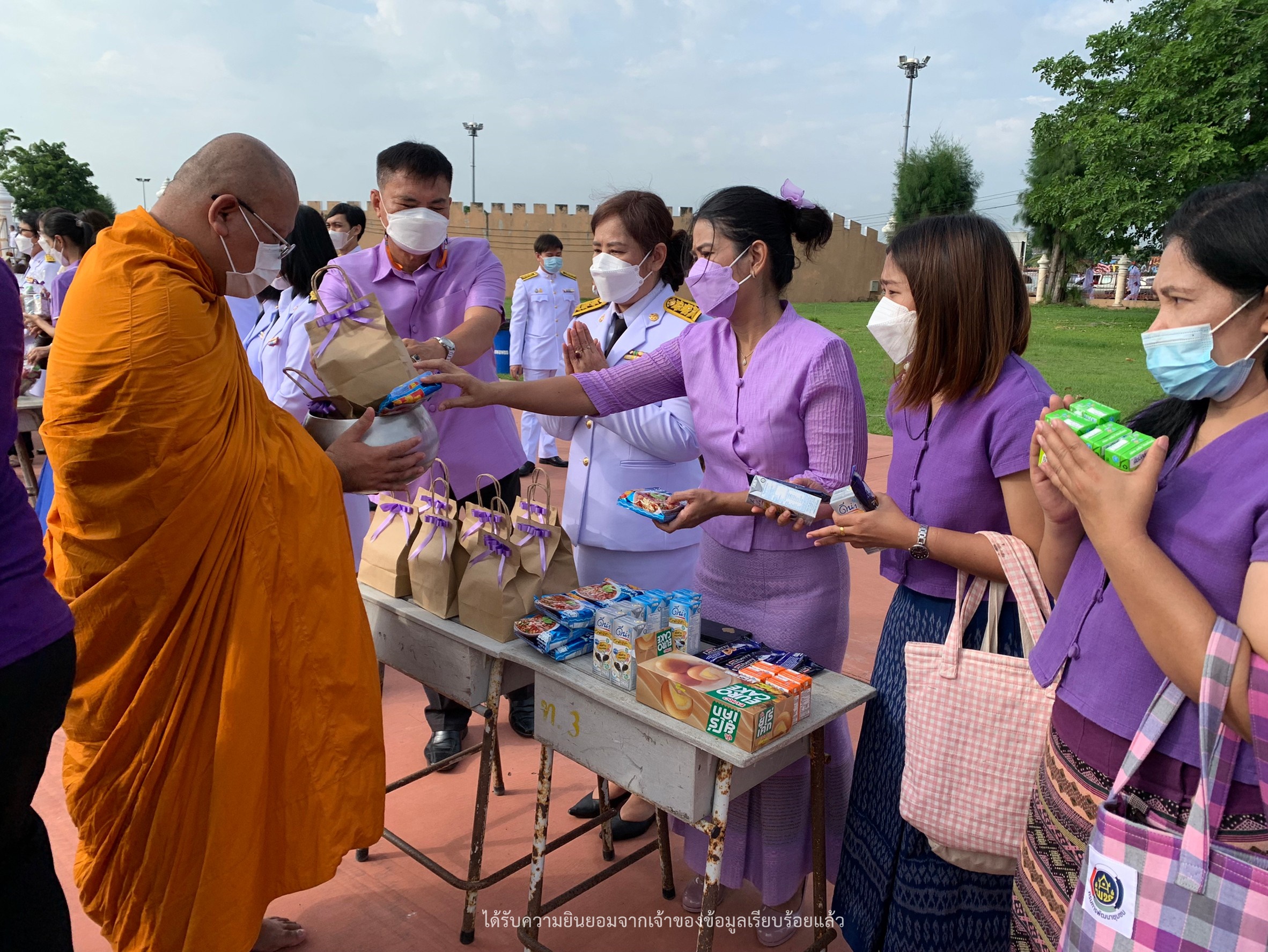 พช.กำแพงเพชร ร่วมพิธีทำบุญตักบาตรถวายพระราชกุศล เนื่องในโอกาสวันเฉลิมพระชนมพรรษา 3 มิถุนายน 2565