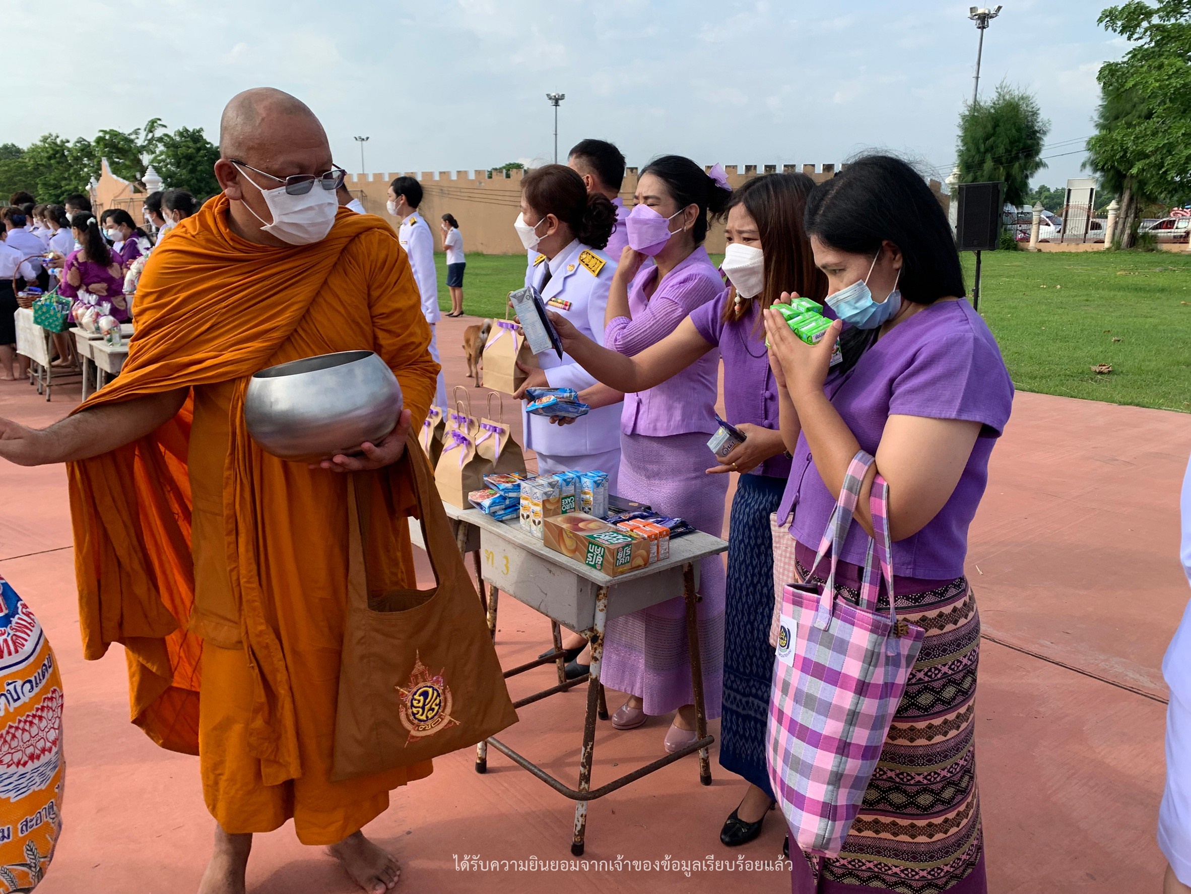 พช.กำแพงเพชร ร่วมพิธีทำบุญตักบาตรถวายพระราชกุศล เนื่องในโอกาสวันเฉลิมพระชนมพรรษา 3 มิถุนายน 2565