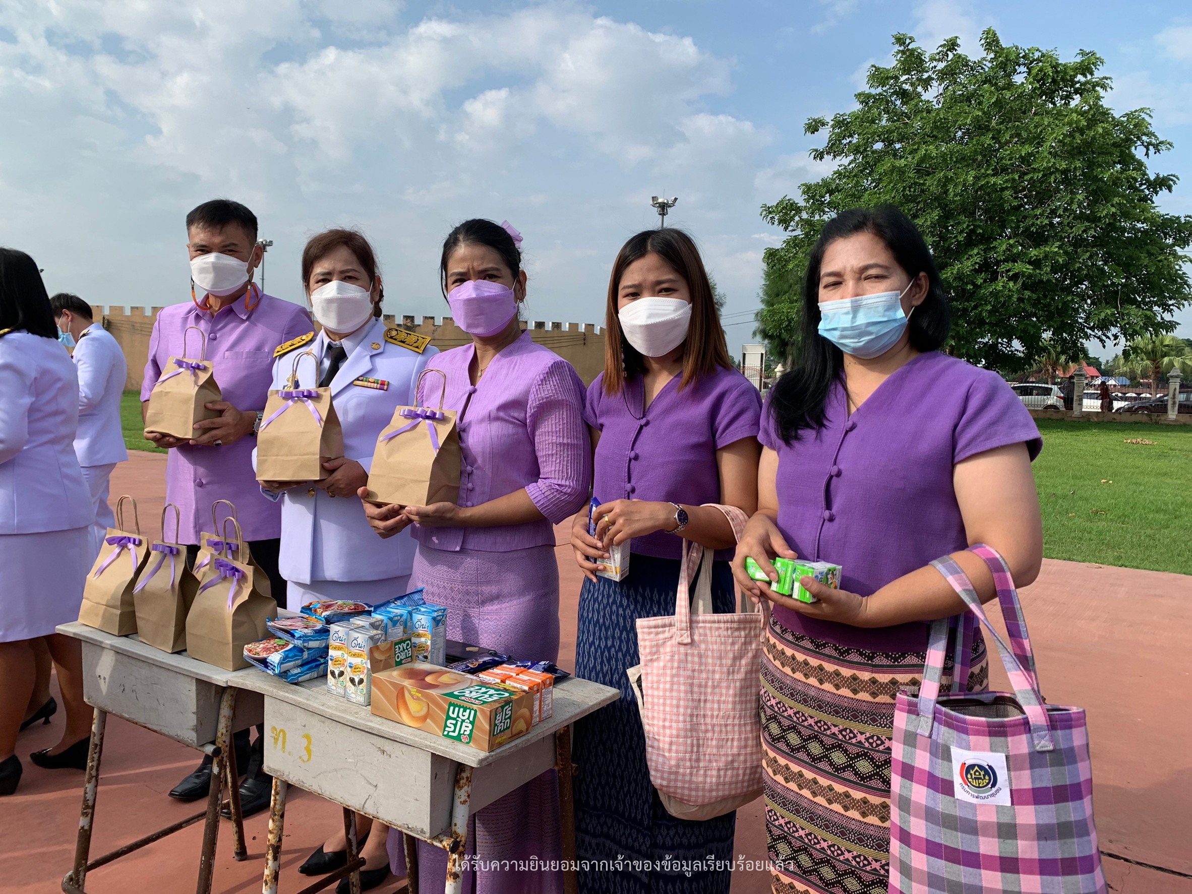 พช.กำแพงเพชร ร่วมพิธีทำบุญตักบาตรถวายพระราชกุศล เนื่องในโอกาสวันเฉลิมพระชนมพรรษา 3 มิถุนายน 2565