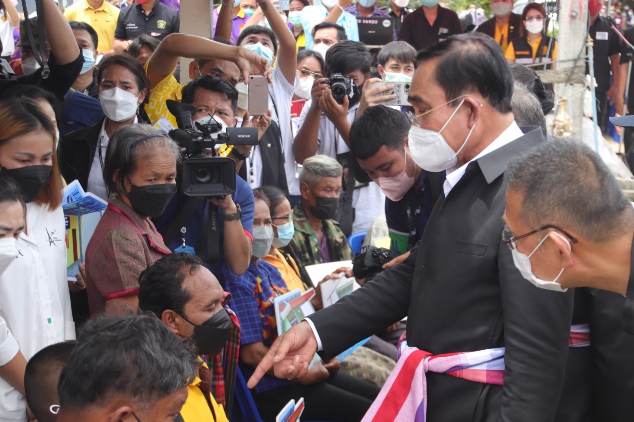 พช.กำแพงเพชร และภาคีเครือข่าย ร่วมต้อนรับนายกรัฐมนตรีและออกบูธนิทรรศการผลการดำเนินงานการขจัดความยากจนฯ จังหวัดกำแพงเพชร