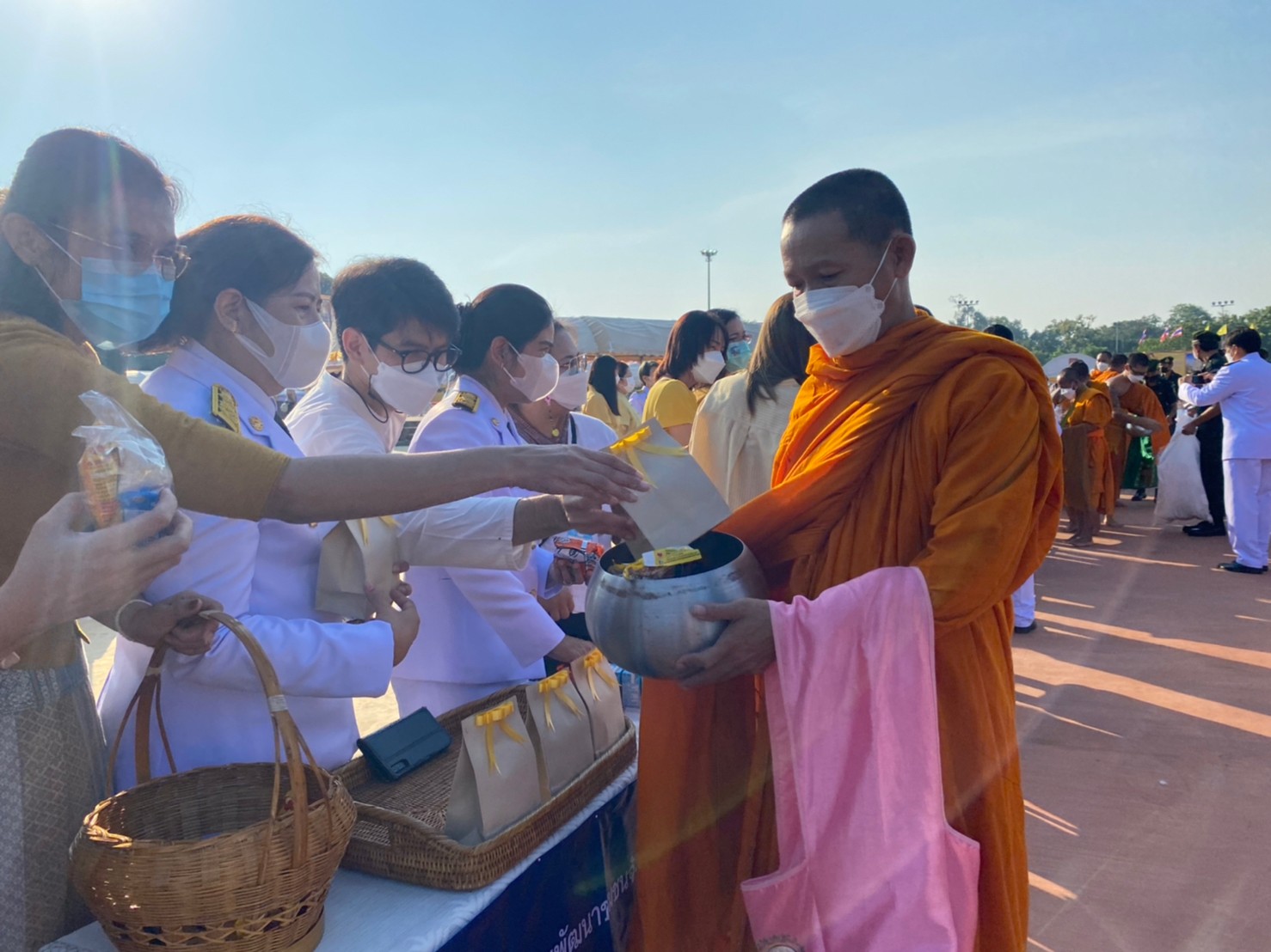 พช.กำแพงเพชร ร่วมพิธีทำบุญตักบาตรและปล่อยพันธุ์สัตว์น้ำเพื่อถวายเป็นพระราชกุศล เนื่องในโอกาสวันเฉลิมพระชนมพรรษาพระบาทสมเด็จพระวชิรเกล้าเจ้าอยู่หัว 28 กรกฎาคม 2565