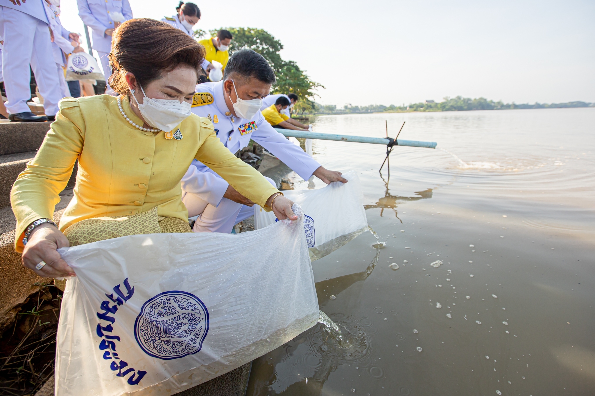 พช.กำแพงเพชร ร่วมพิธีทำบุญตักบาตรและปล่อยพันธุ์สัตว์น้ำเพื่อถวายเป็นพระราชกุศล เนื่องในโอกาสวันเฉลิมพระชนมพรรษาพระบาทสมเด็จพระวชิรเกล้าเจ้าอยู่หัว 28 กรกฎาคม 2565