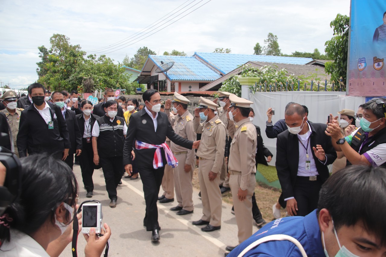 พช.กำแพงเพชร และภาคีเครือข่าย ร่วมต้อนรับนายกรัฐมนตรีและออกบูธนิทรรศการผลการดำเนินงานการขจัดความยากจนฯ จังหวัดกำแพงเพชร