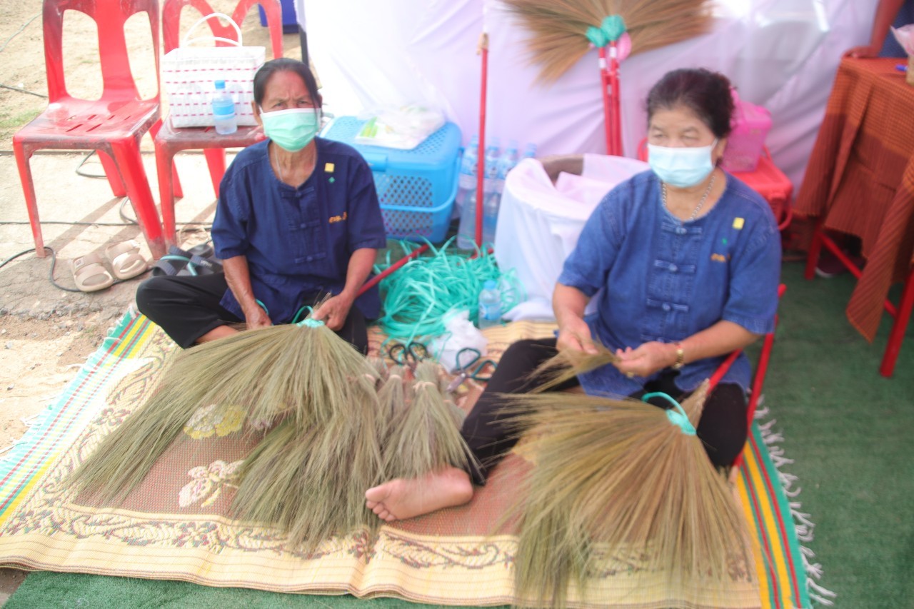 พช.กำแพงเพชร และภาคีเครือข่าย ร่วมต้อนรับนายกรัฐมนตรีและออกบูธนิทรรศการผลการดำเนินงานการขจัดความยากจนฯ จังหวัดกำแพงเพชร