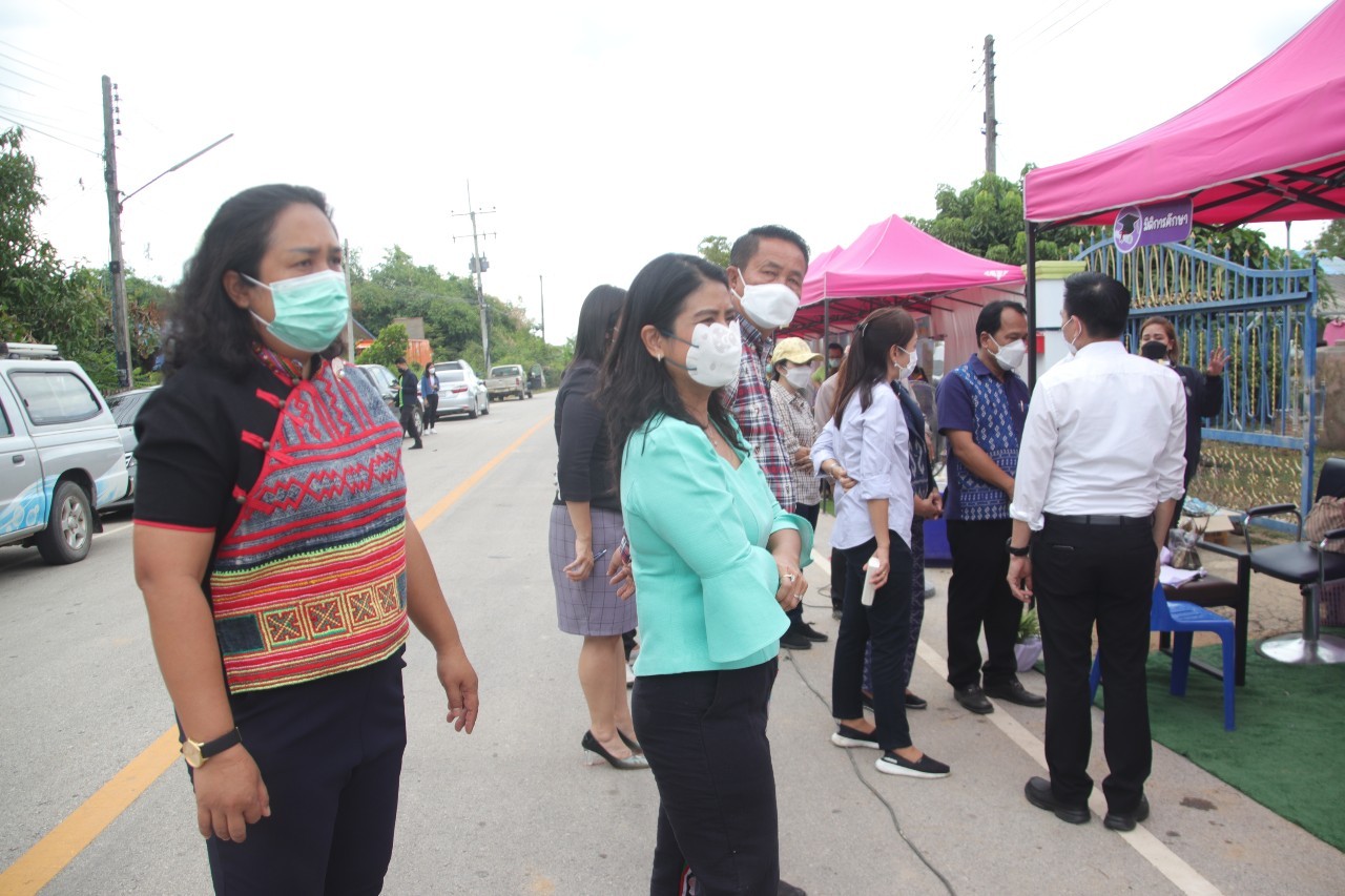 พช.กำแพงเพชร และภาคีเครือข่าย ร่วมต้อนรับนายกรัฐมนตรีและออกบูธนิทรรศการผลการดำเนินงานการขจัดความยากจนฯ จังหวัดกำแพงเพชร