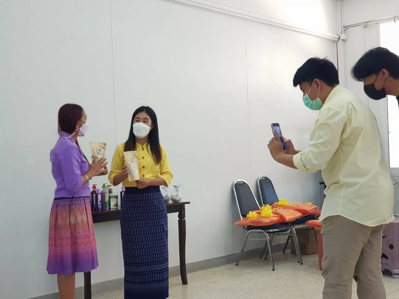 พช.กำแพงเพชร ร่วมกิจกรรม ในโครงการพัฒนาศักยภาพสตรีทรายทองวัฒนา สู่การเป็นผู้ประกอบการมืออาชีพด้านการตลาดออนไลน์ และแปรรูปผลิตภัณฑ์จากเศษผ้า