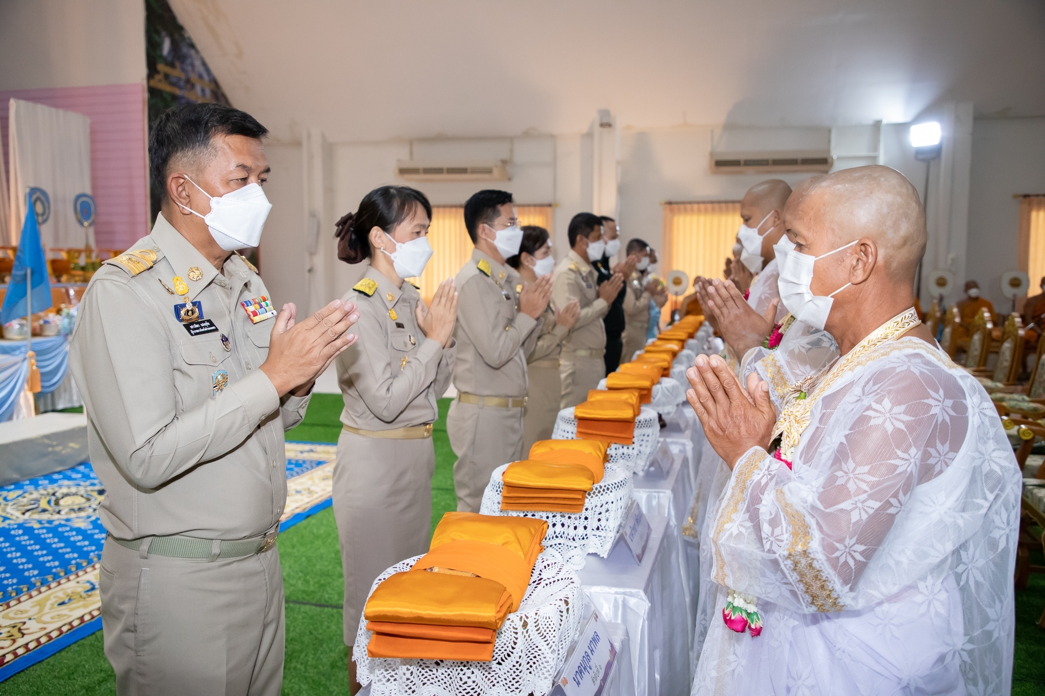 พช.กำแพงเพชร ร่วมพิธีมอบผ้าไตร โครงการบรรพชาอุปสมบท 910 รูป เฉลิมพระเกียรติสมเด็จพระนางเจ้าสิริกิติ์ พระบรมราชินีนาถ พระบรมราชชนนีพันปีหลวง เนื่องในโอกาสมหามงคลเฉลิมพระชนมพรรษา