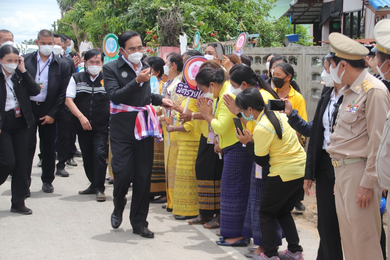 พช.กำแพงเพชร และภาคีเครือข่าย ร่วมต้อนรับนายกรัฐมนตรีและออกบูธนิทรรศการผลการดำเนินงานการขจัดความยากจนฯ จังหวัดกำแพงเพชร