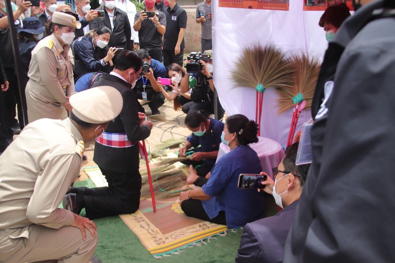 พช.กำแพงเพชร และภาคีเครือข่าย ร่วมต้อนรับนายกรัฐมนตรีและออกบูธนิทรรศการผลการดำเนินงานการขจัดความยากจนฯ จังหวัดกำแพงเพชร