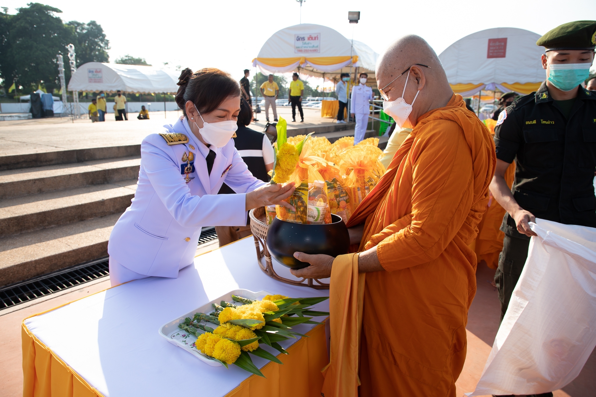 พช.กำแพงเพชร ร่วมพิธีทำบุญตักบาตรและปล่อยพันธุ์สัตว์น้ำเพื่อถวายเป็นพระราชกุศล เนื่องในโอกาสวันเฉลิมพระชนมพรรษาพระบาทสมเด็จพระวชิรเกล้าเจ้าอยู่หัว 28 กรกฎาคม 2565