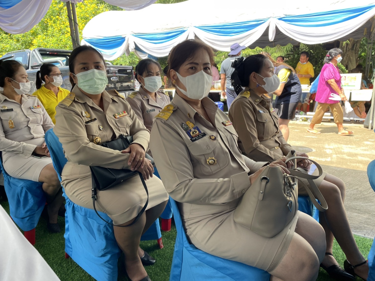 พช.กำแพงเพชร ร่วมพิธีมอบผ้าไตร โครงการบรรพชาอุปสมบท 910 รูป เฉลิมพระเกียรติสมเด็จพระนางเจ้าสิริกิติ์ พระบรมราชินีนาถ พระบรมราชชนนีพันปีหลวง เนื่องในโอกาสมหามงคลเฉลิมพระชนมพรรษา