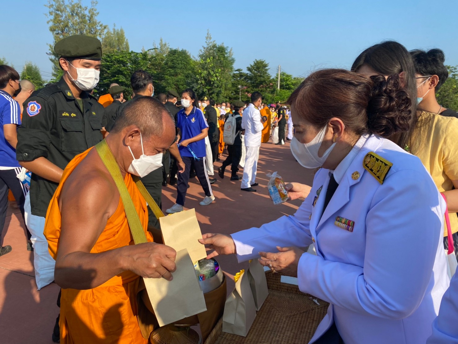 พช.กำแพงเพชร ร่วมพิธีทำบุญตักบาตรและปล่อยพันธุ์สัตว์น้ำเพื่อถวายเป็นพระราชกุศล เนื่องในโอกาสวันเฉลิมพระชนมพรรษาพระบาทสมเด็จพระวชิรเกล้าเจ้าอยู่หัว 28 กรกฎาคม 2565
